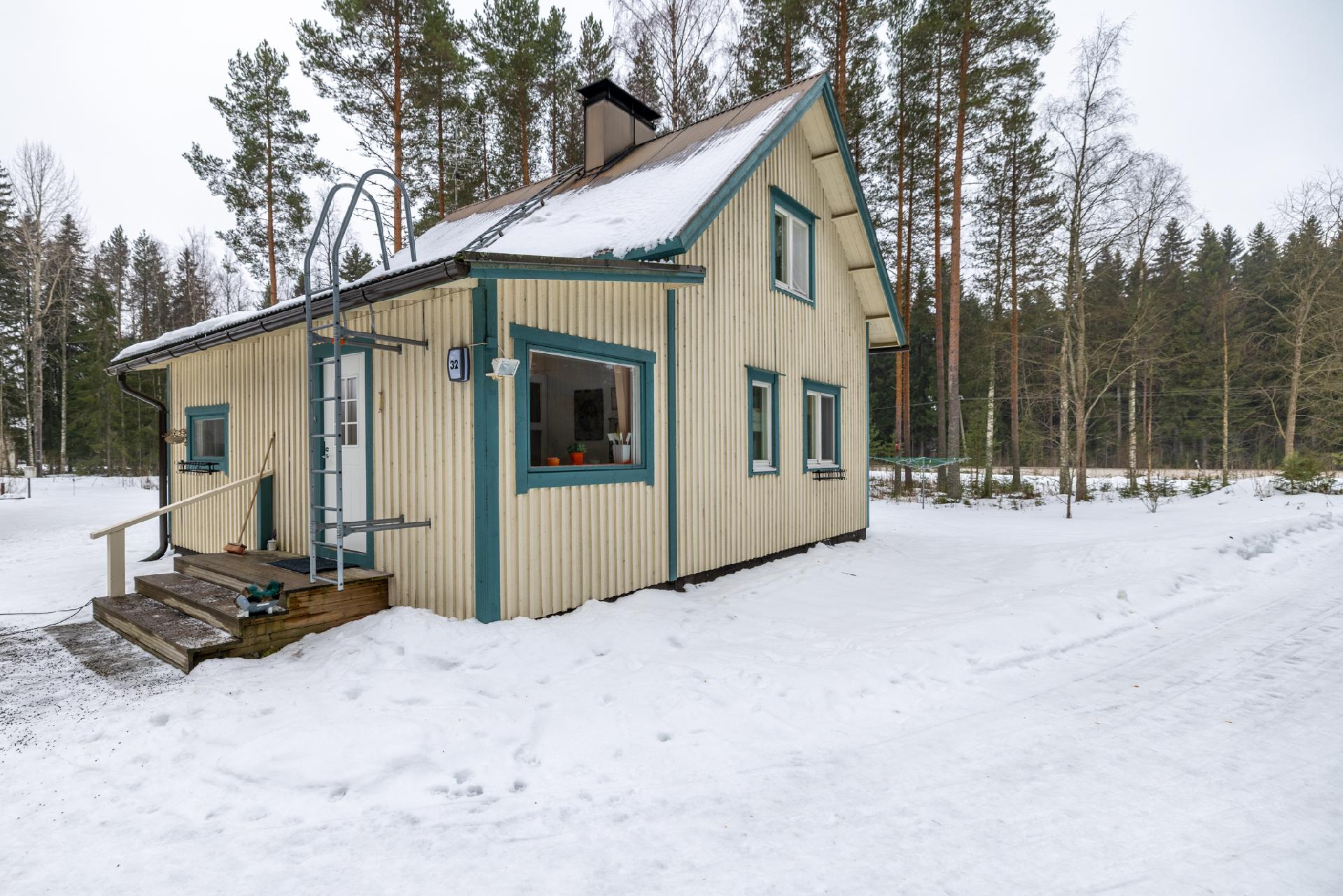 Päärakennuksen sisääntulo