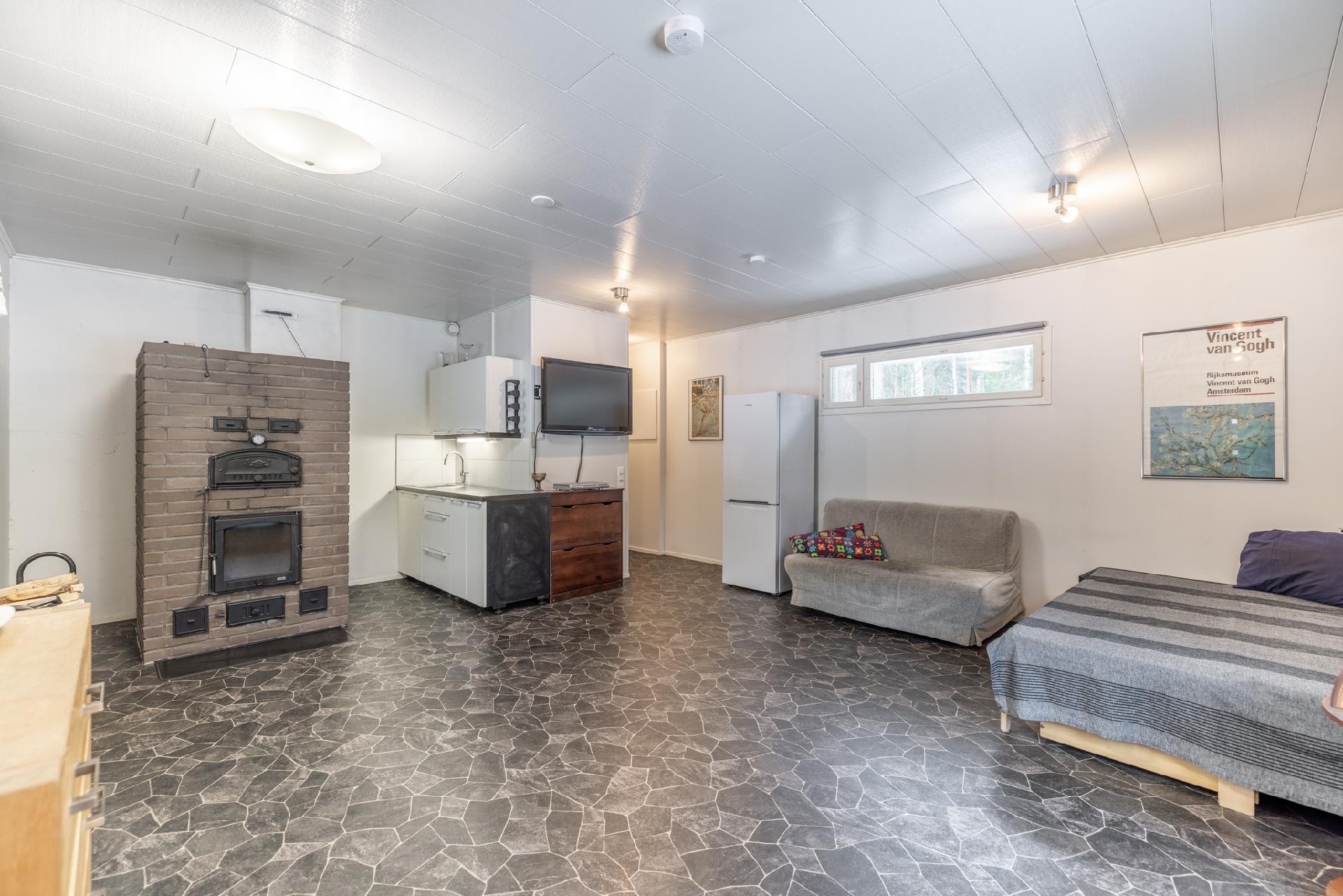 Saunamökin oleskelutila, jossa reilusti tilaa