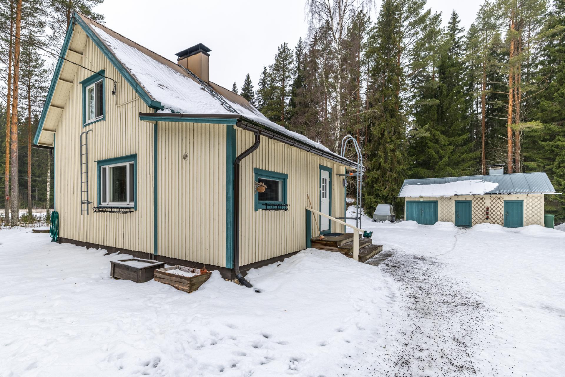 taustalla näkyy vanha talousrakennus (on osin purkukuntoinen)