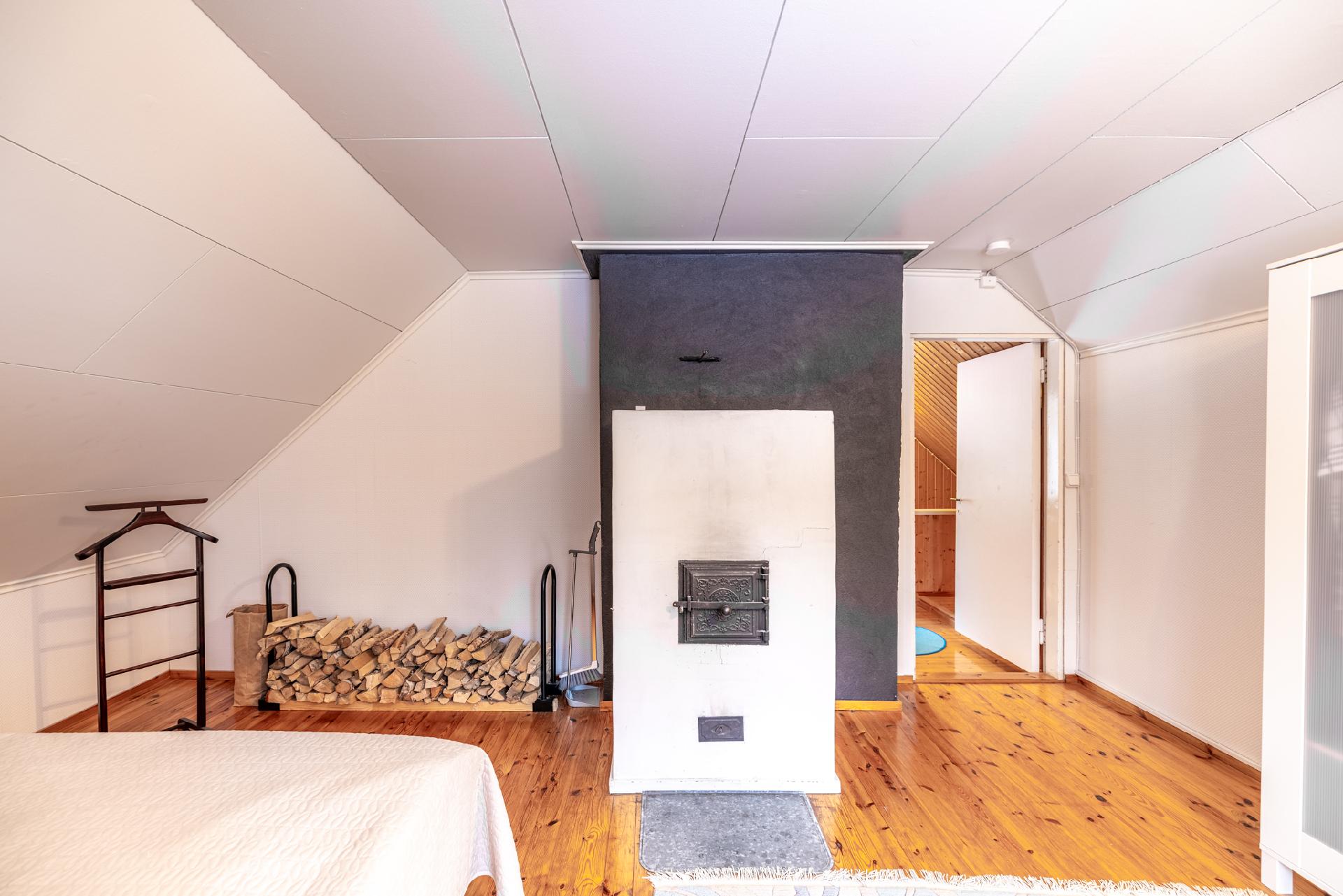 Yläkerran makuuhuoneessa oma takka