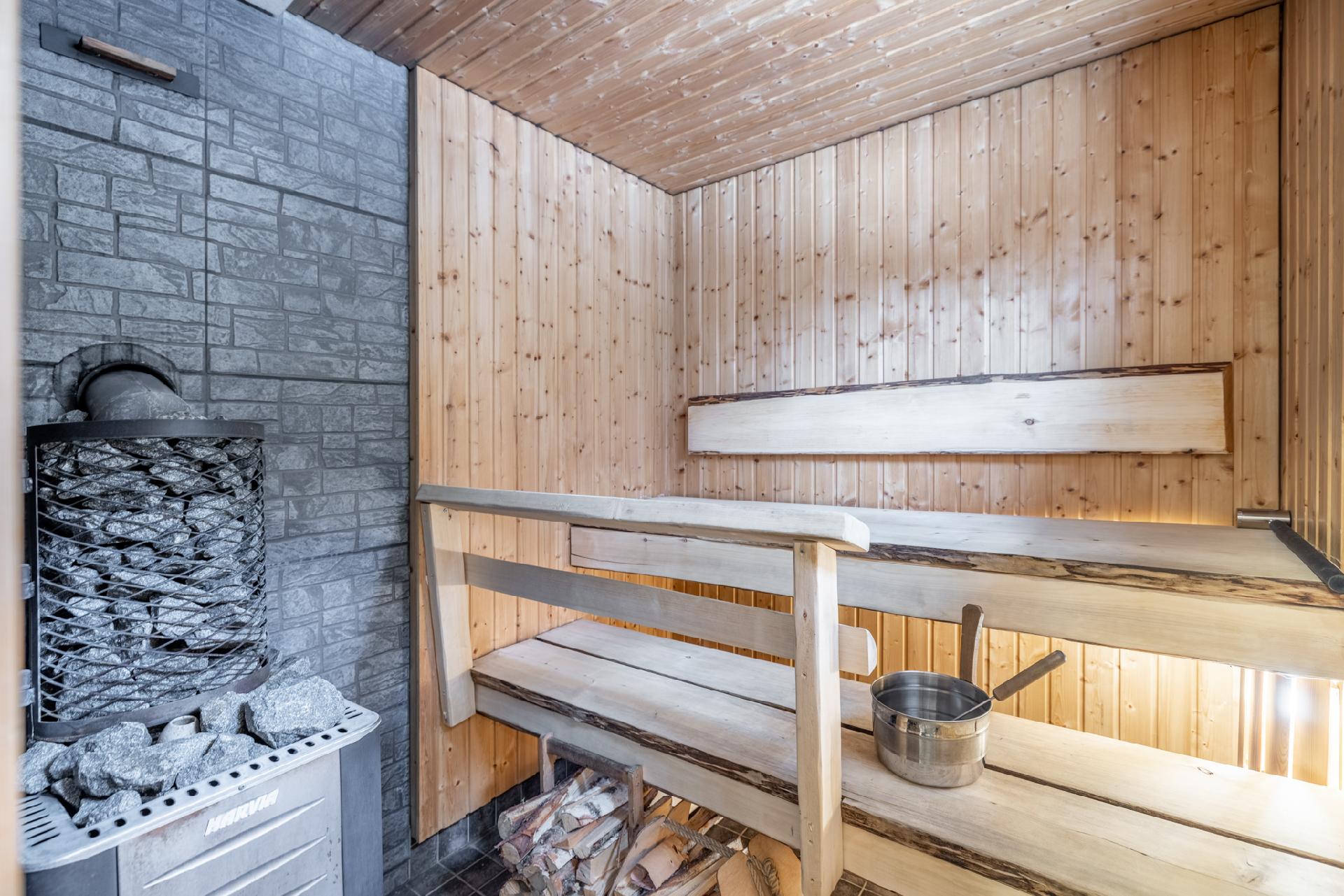 Pihapiirin "saunamökin" saunaa, puulämmitteinen kiuas