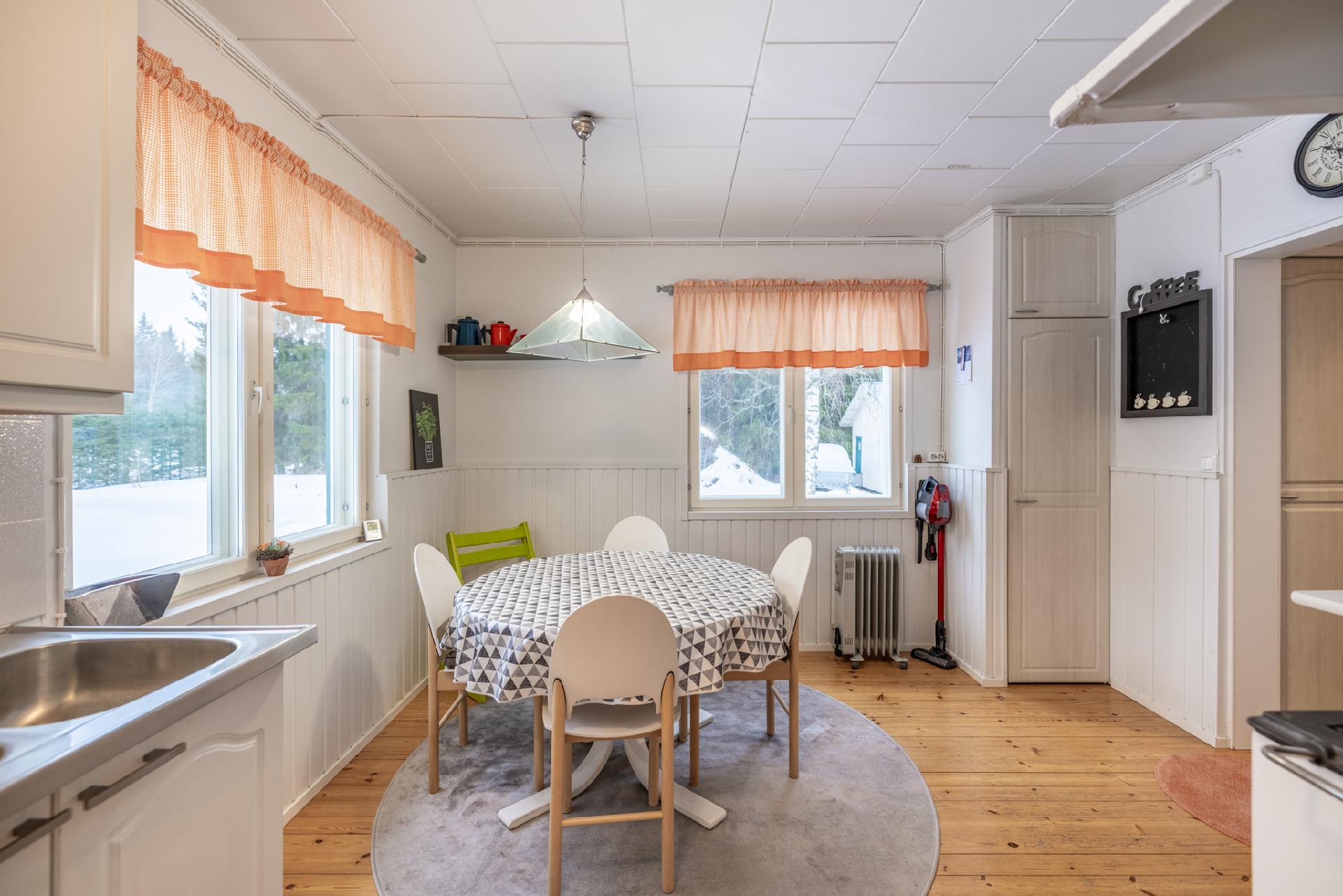 Ruokailutila keittiön yhteydessä