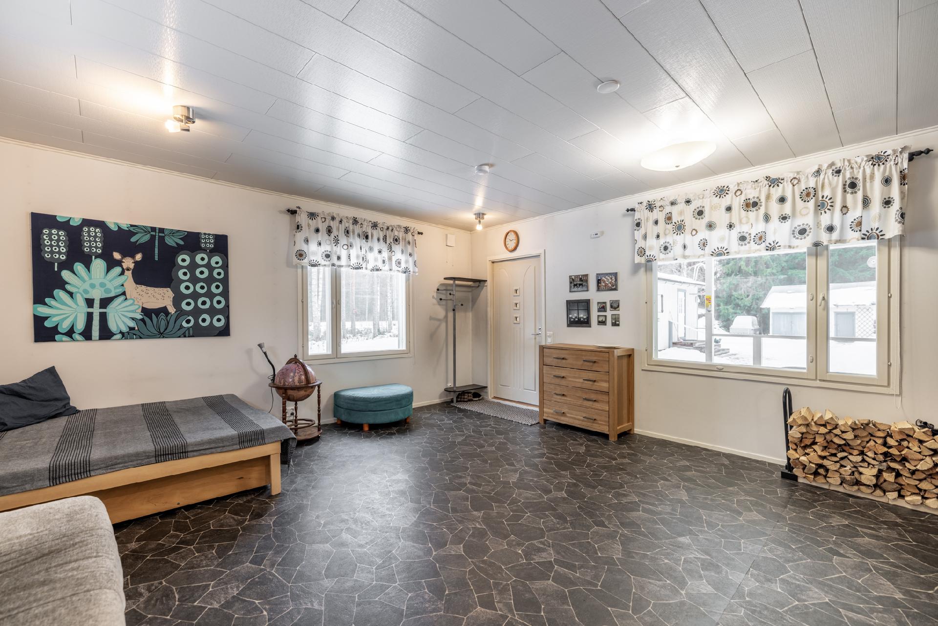 Saunamökin isommat ikkunat sisäpihalle