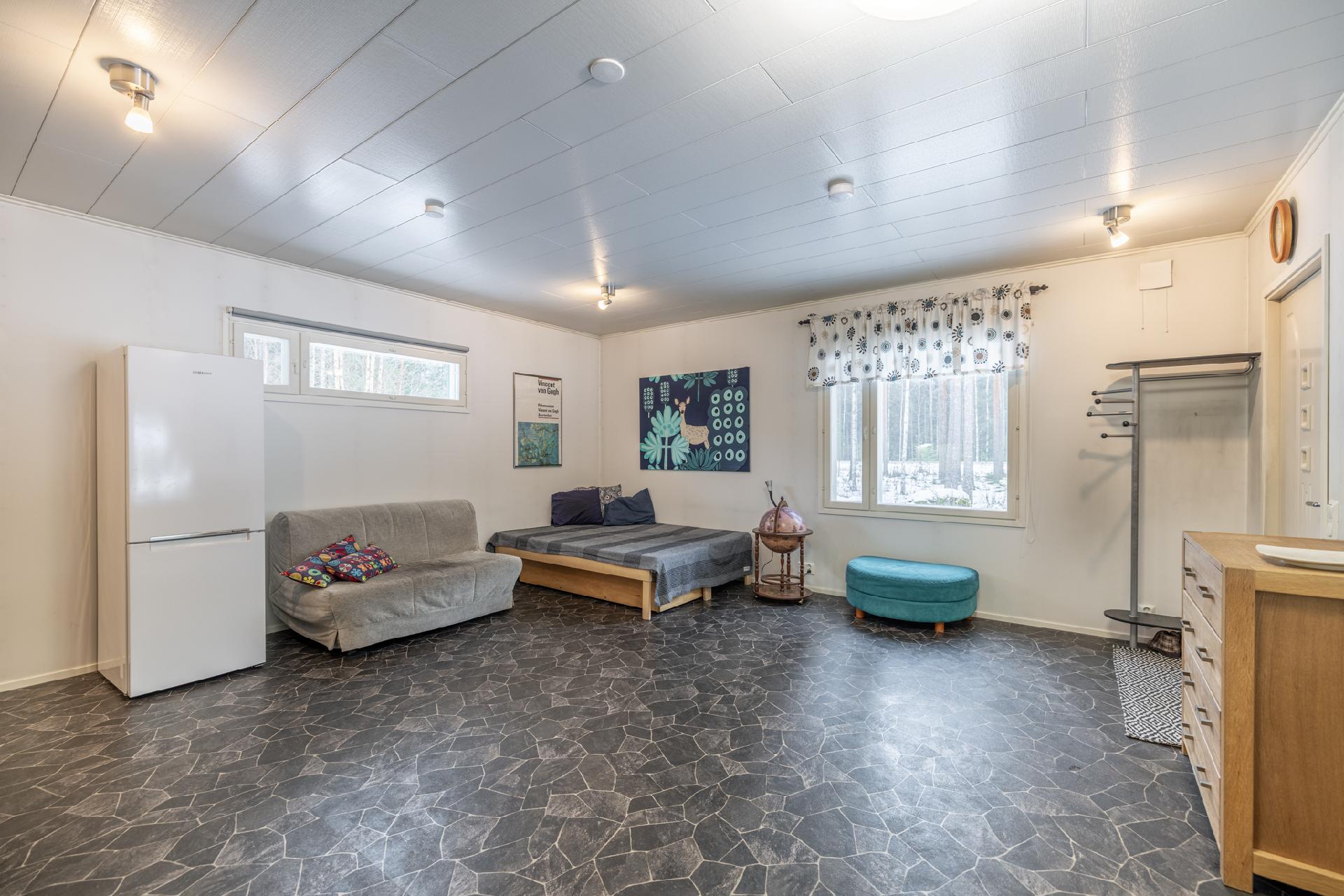 Saunamökin oleskelutilaa. Kulmassa parisänky - tilaa siis on!