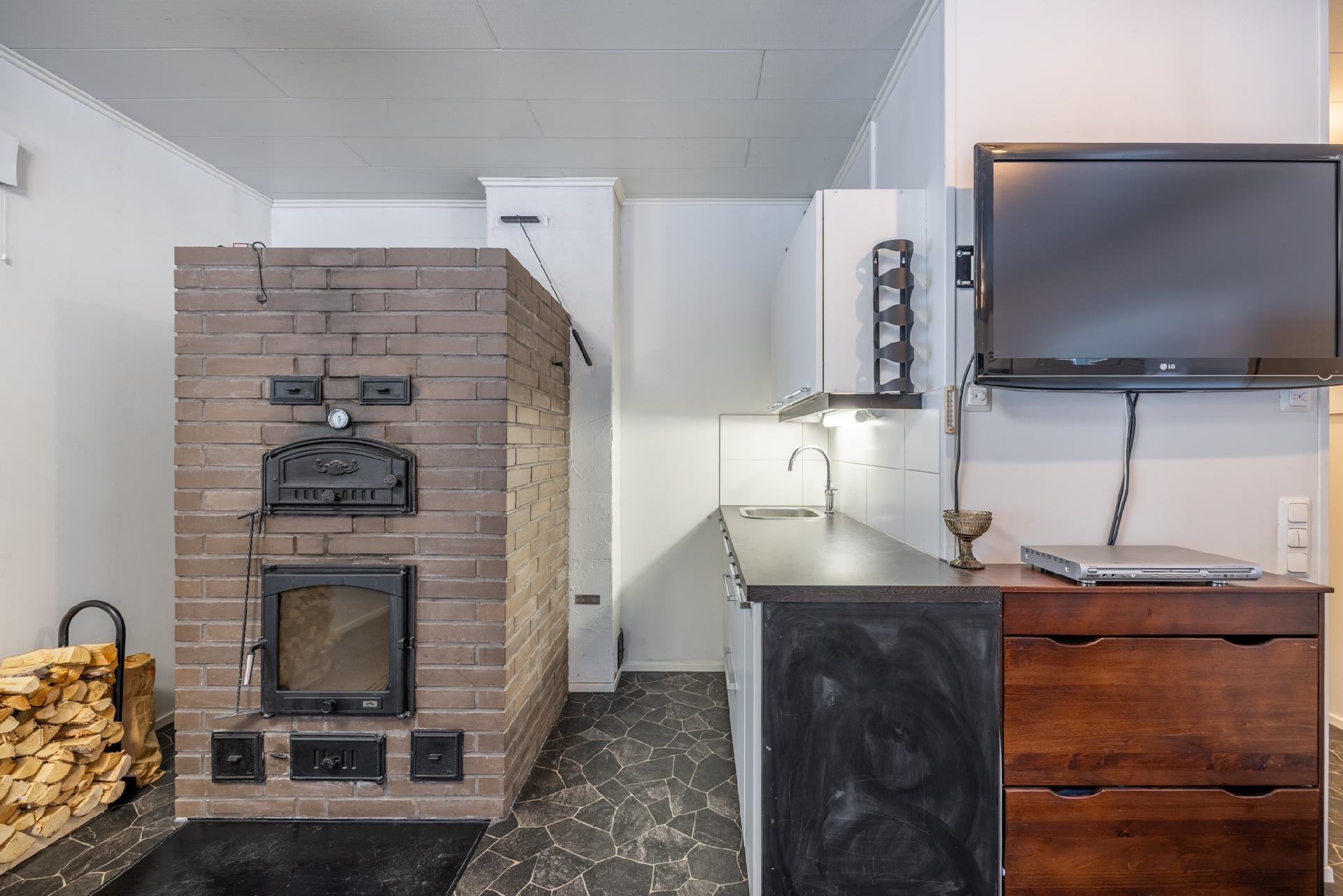 Saunamökin takka/leivinuuni. Takka ei toimi, leivinuuni toimii