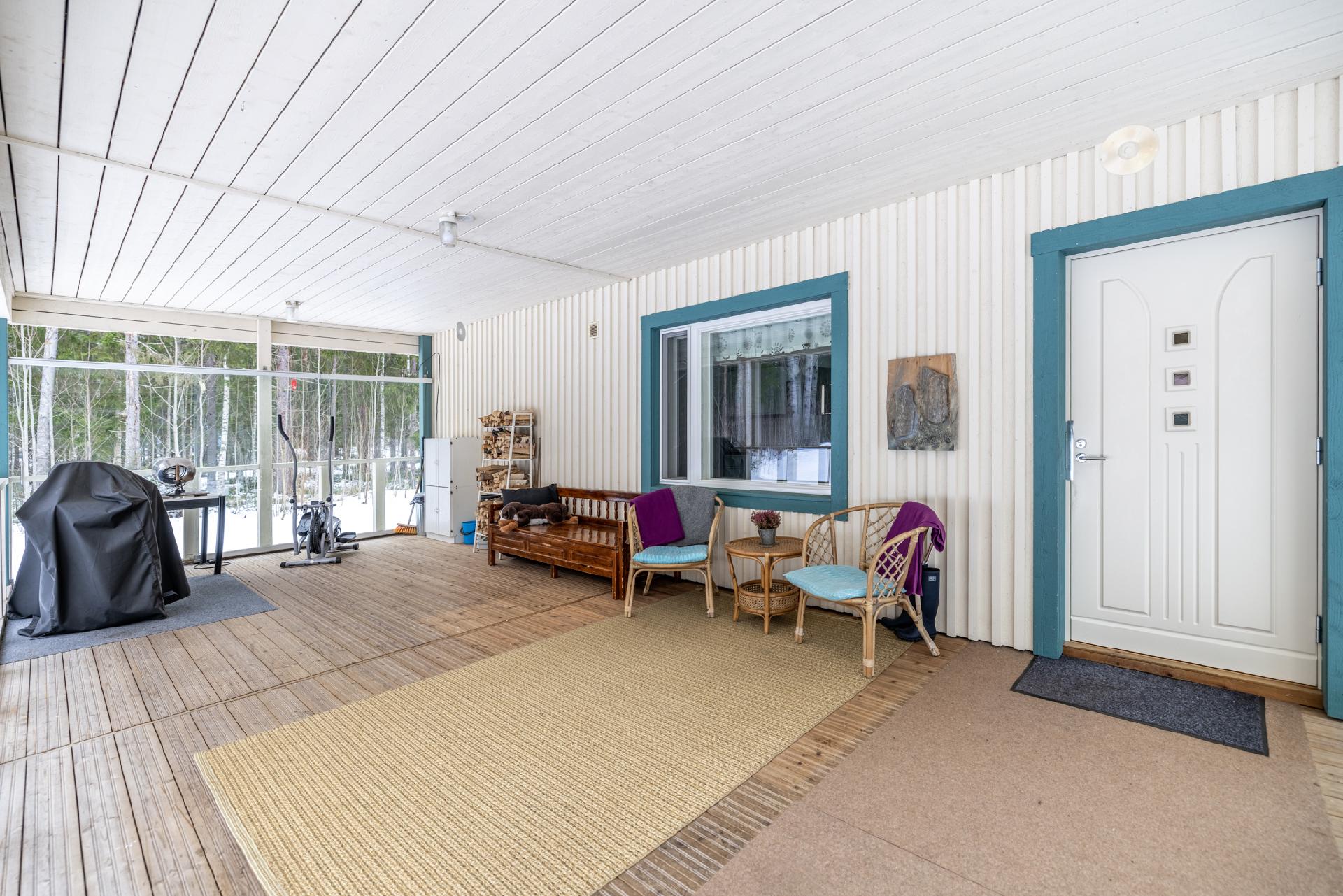 Saunamökin todella tilava terassi