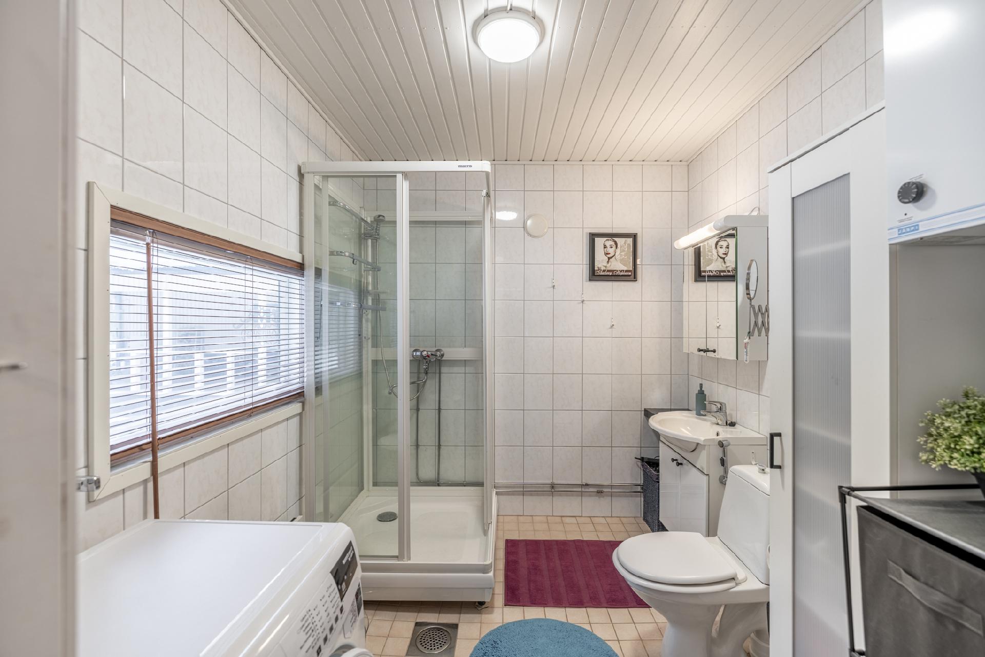 Päärakennuksen kylpyhuone