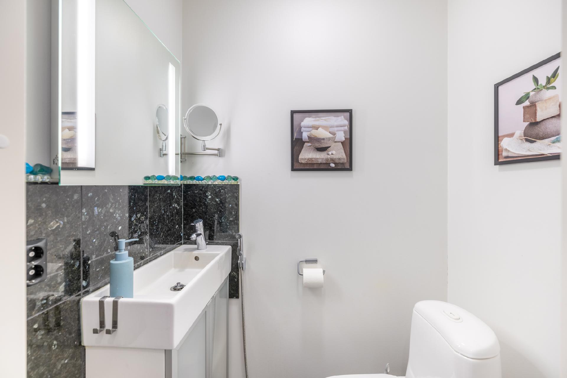 Saunamökissä oma erillinen wc