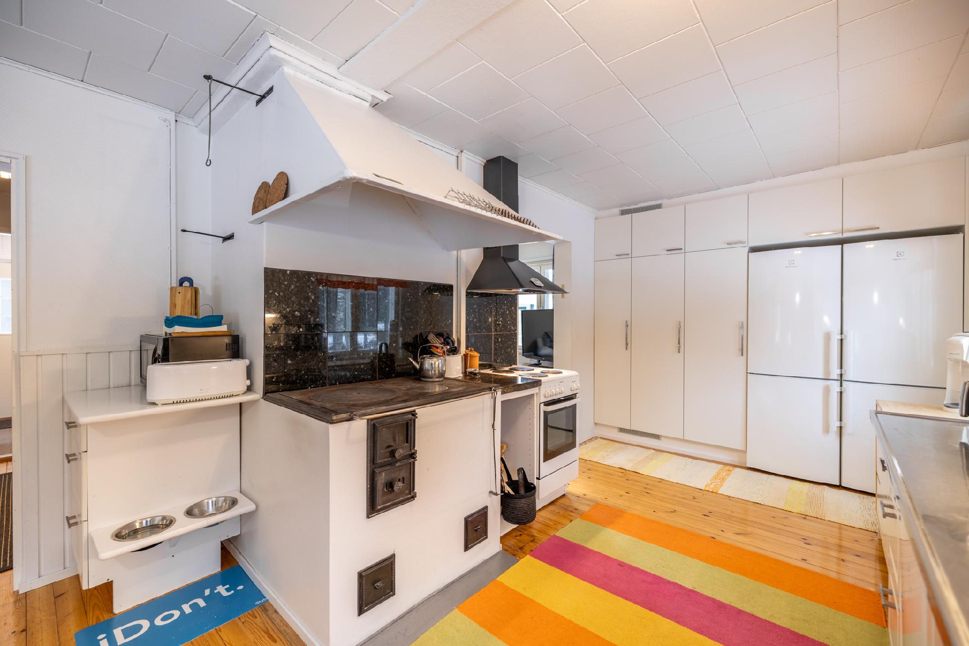 Perinteinen puuhella sekä vieressä sähköliesi