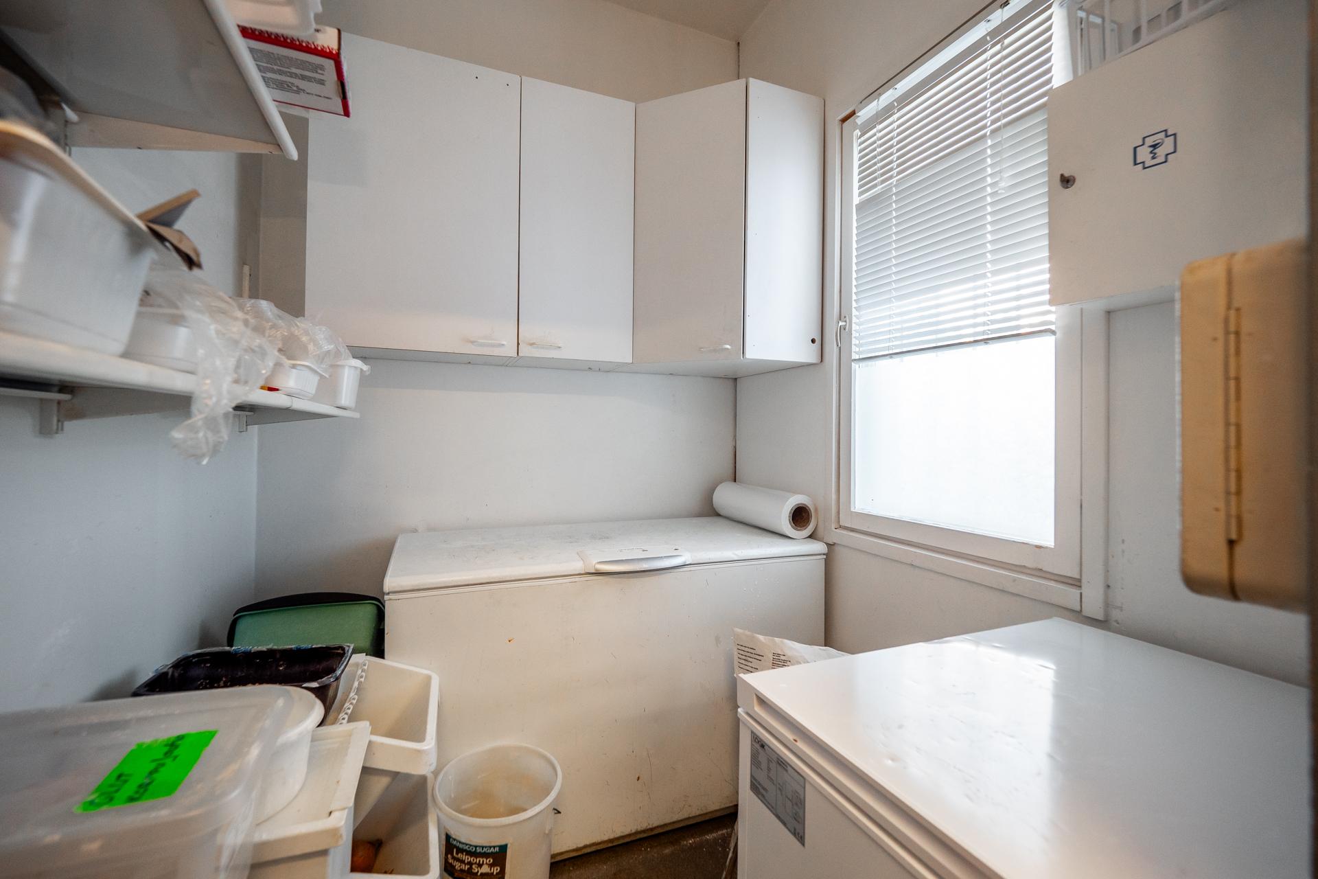 Säilytyistiloja keittiön yhteydessä