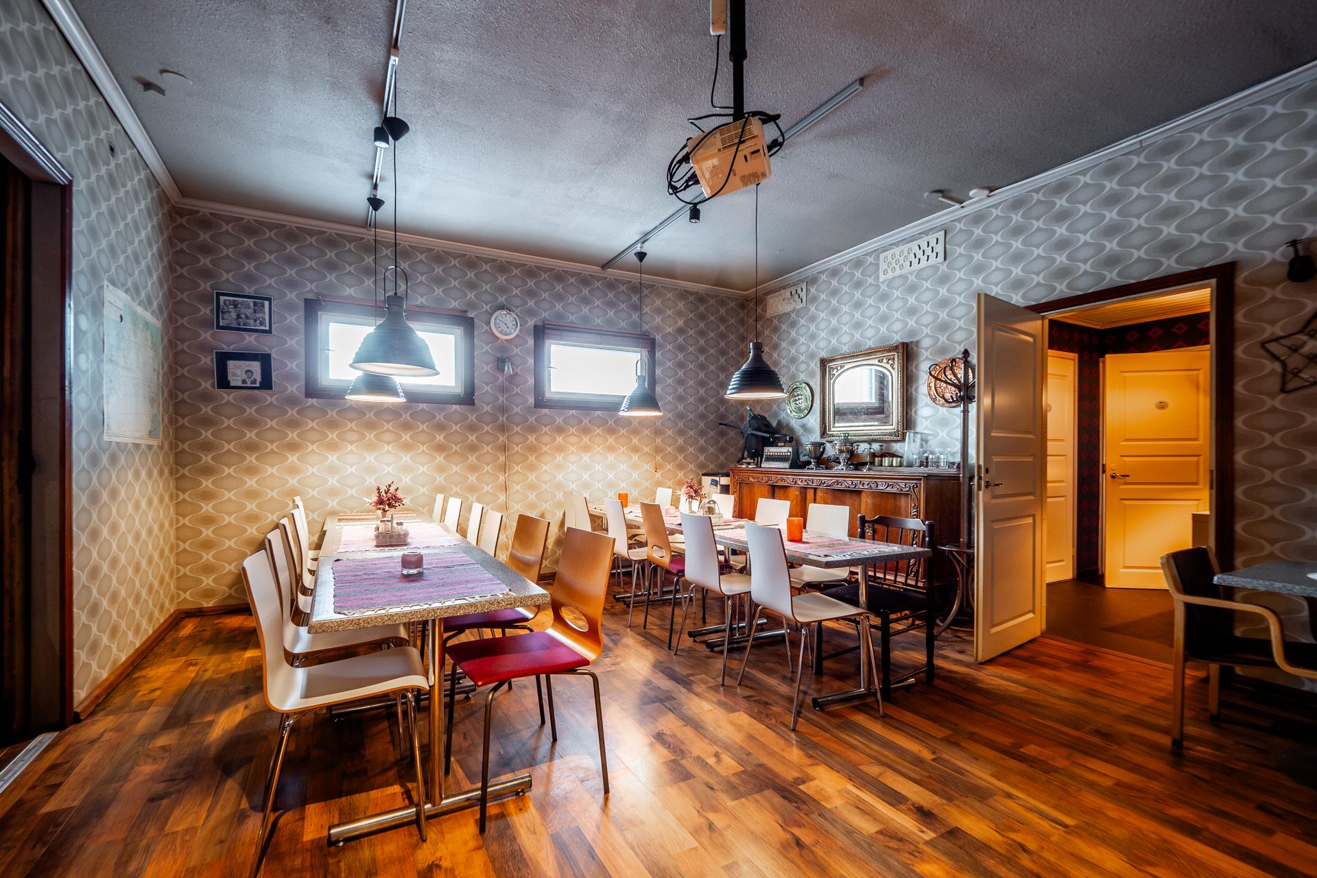 Kabinetista käynti saunaosastolle