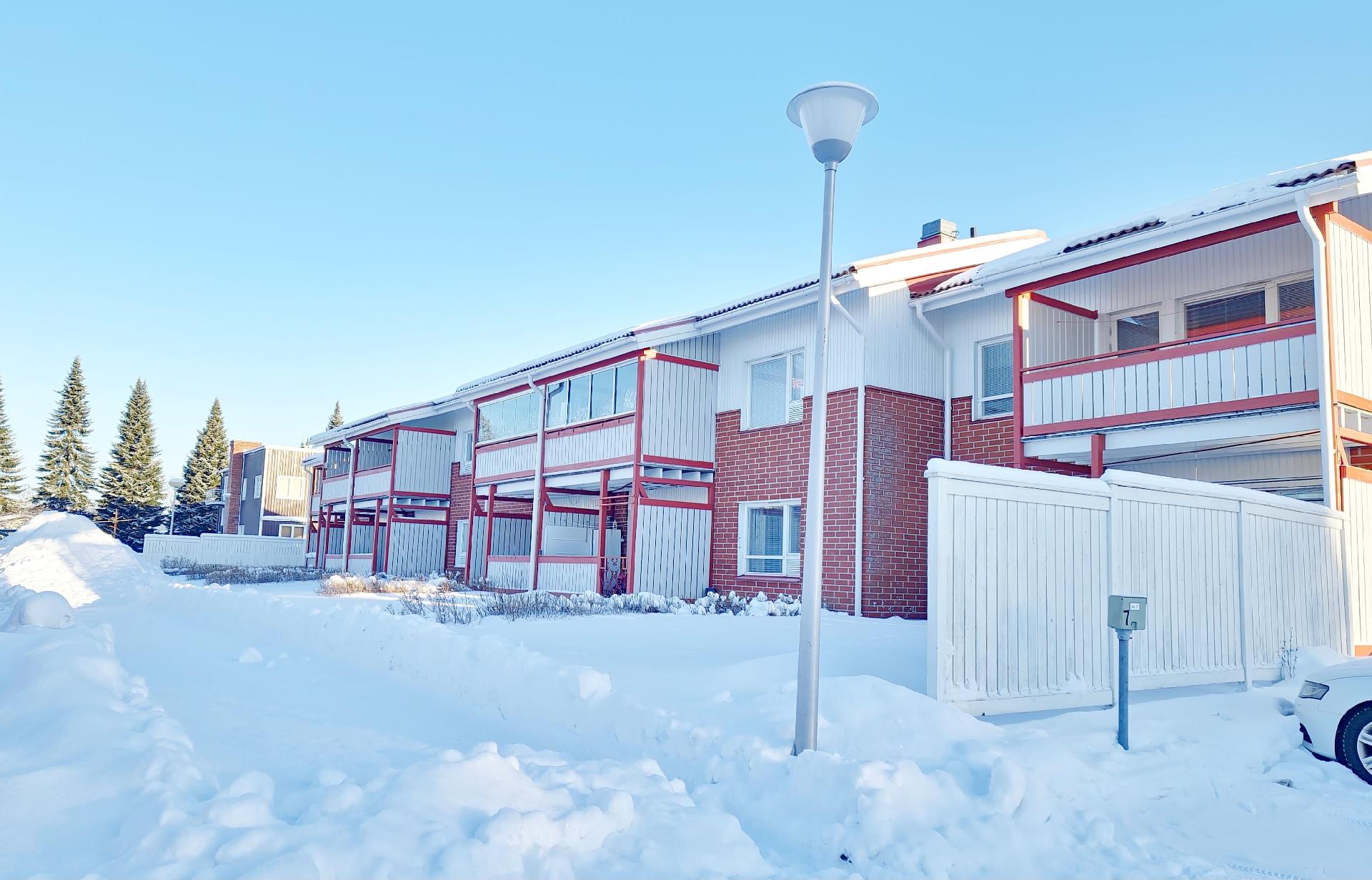 Julkisivu takapihalle