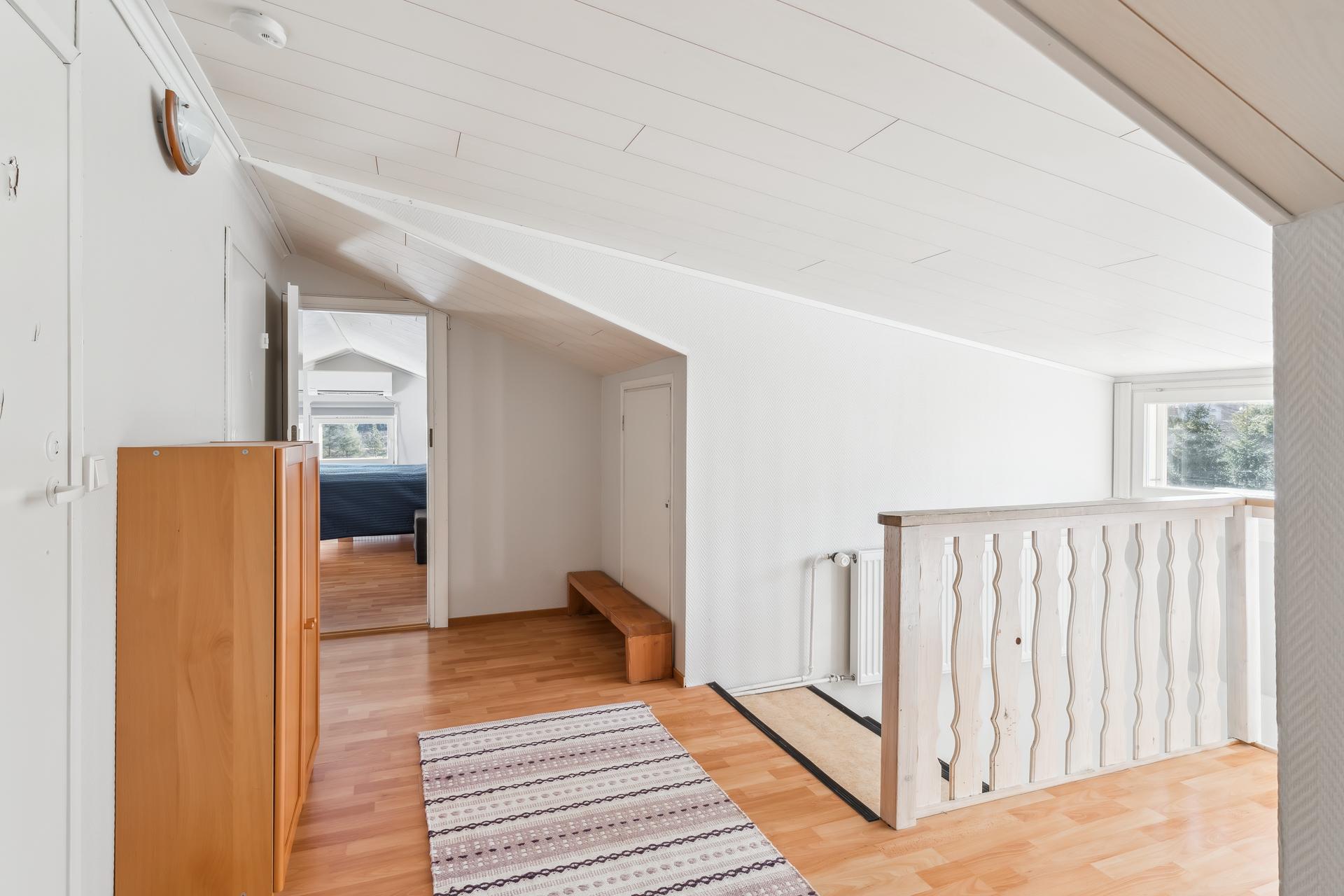 Yläkerta on matalaa tilaa