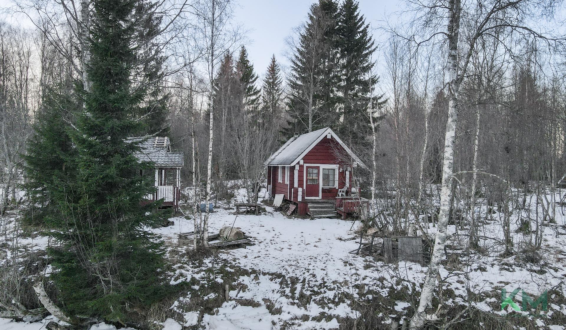 Vasemmalla uudempi saunamökki ja oikealla ns. päämökki.