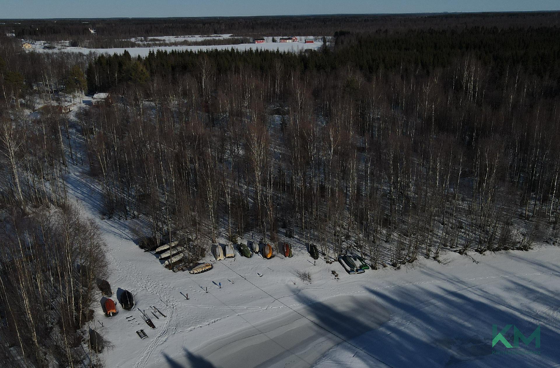 Yhteisranta Pukulmin puolella. Rantaan pääsee autolla puomin ohi vain avaimella.