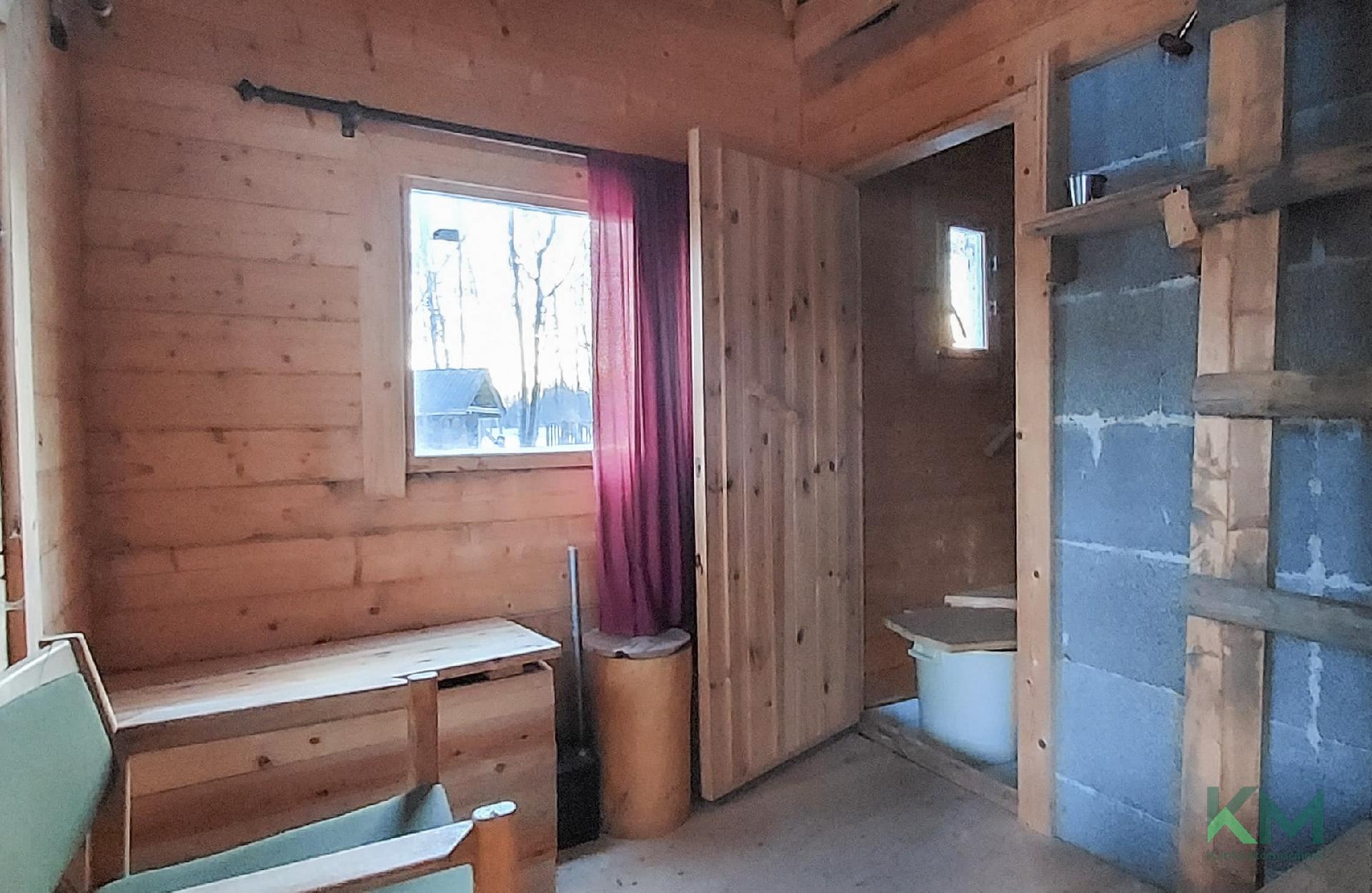 Jäähdyttely/pukeutumistila saunamökissä.