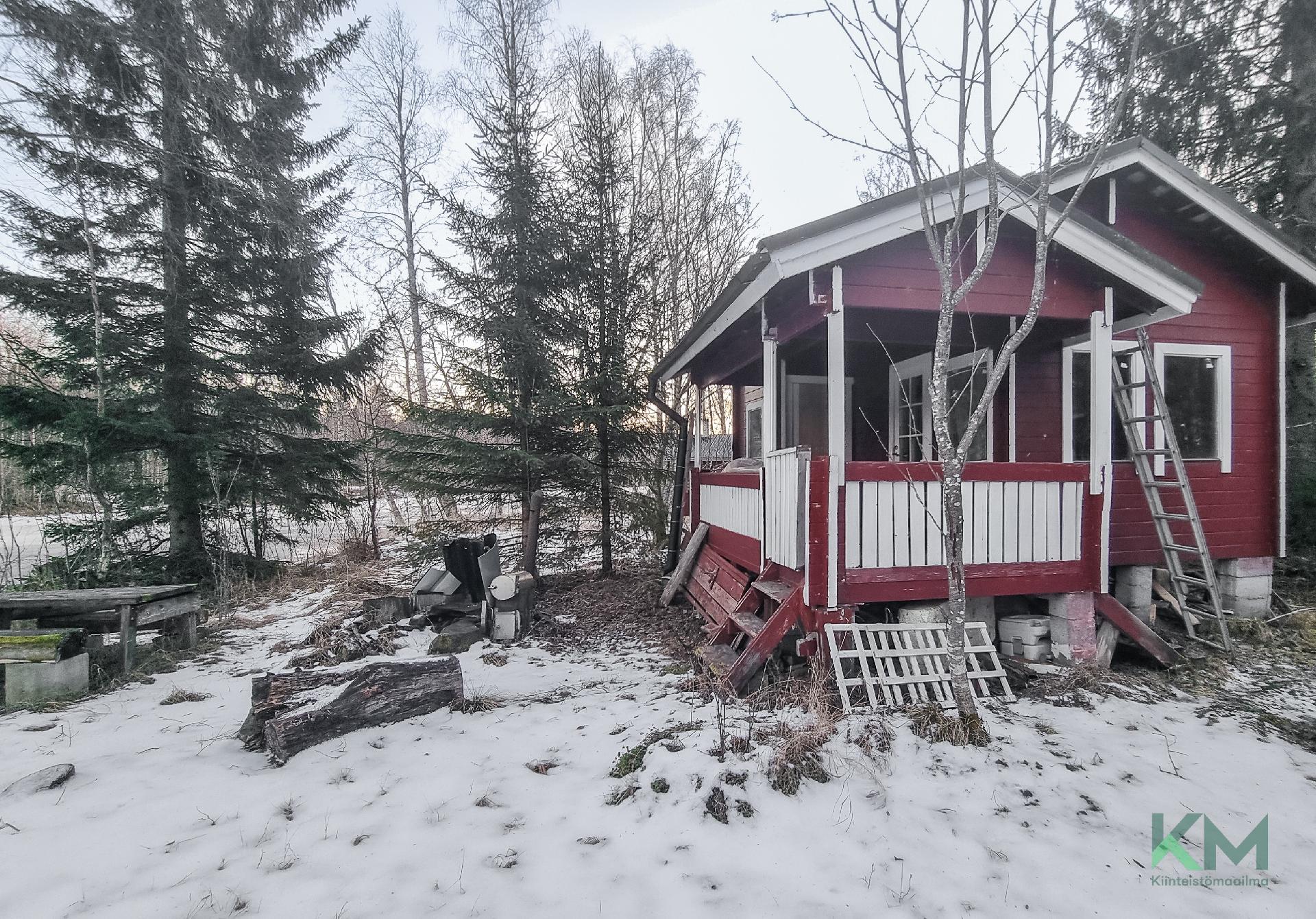 Saunamökissä on katettu terassi.