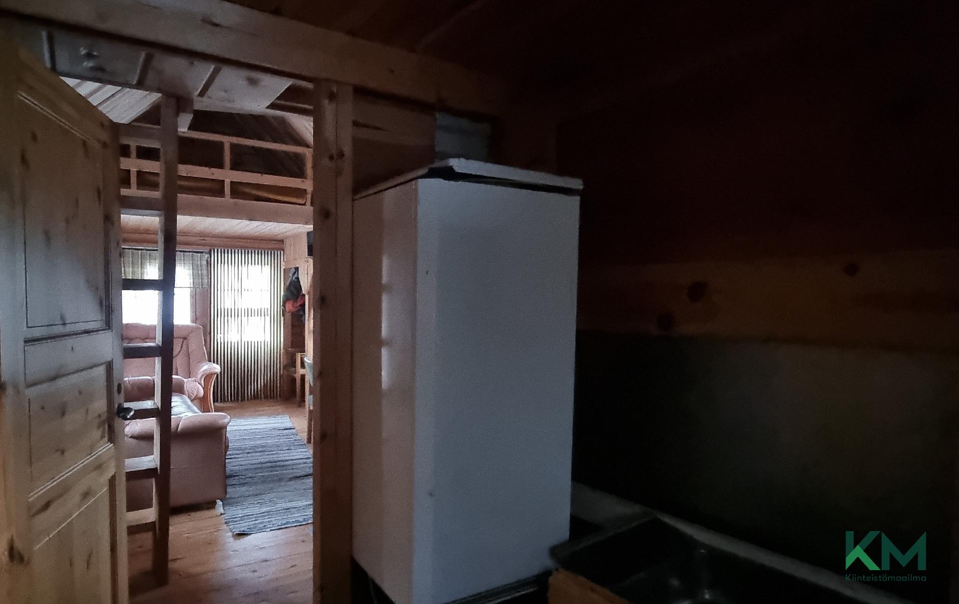 Päämökissä on vanha pesutila ja sauna, jotka ei ole olleet käytössä saunamökin rakentamisen jälkeen.