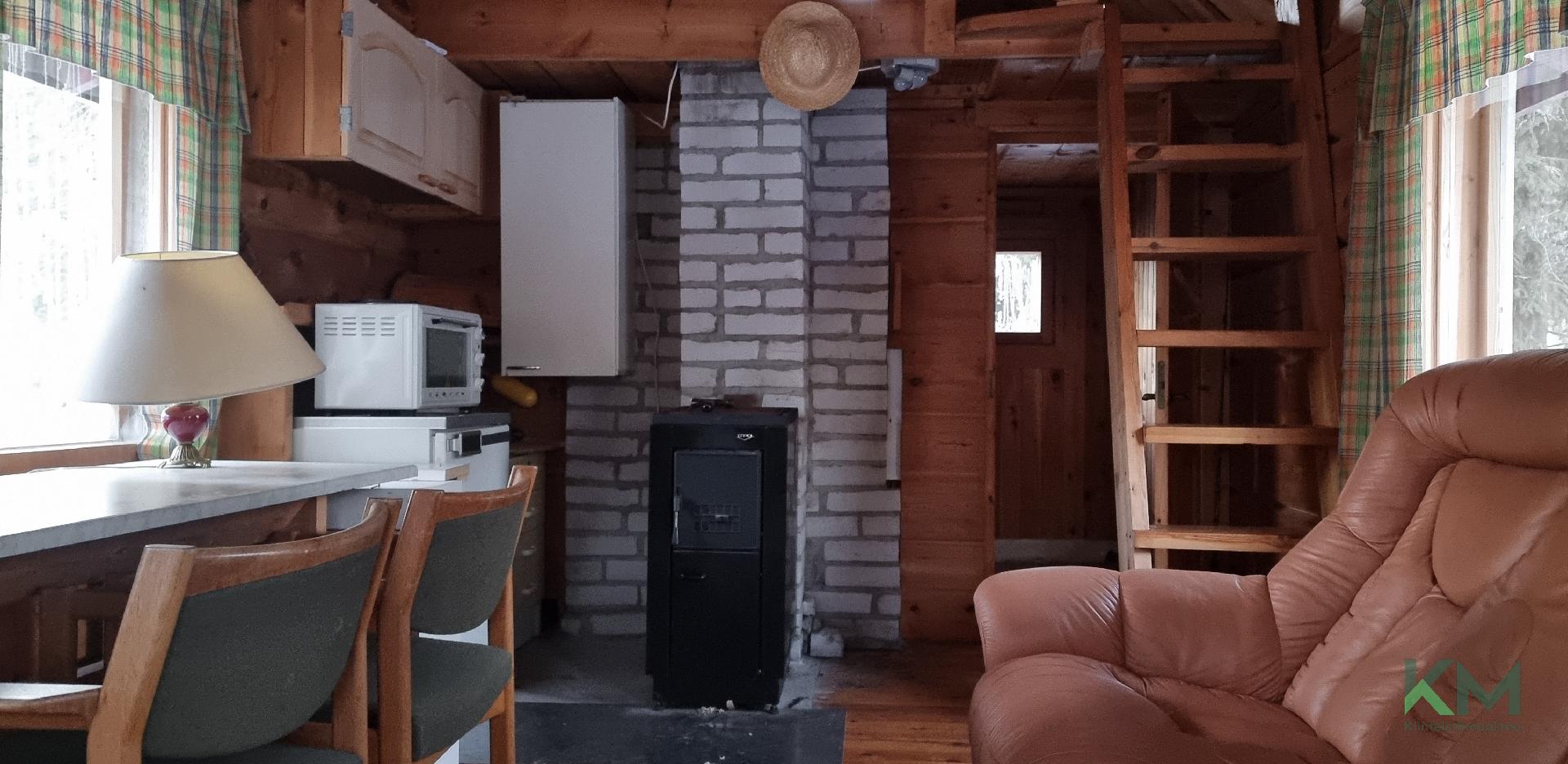 Päämökin keittiönurkkaus ja kamina.