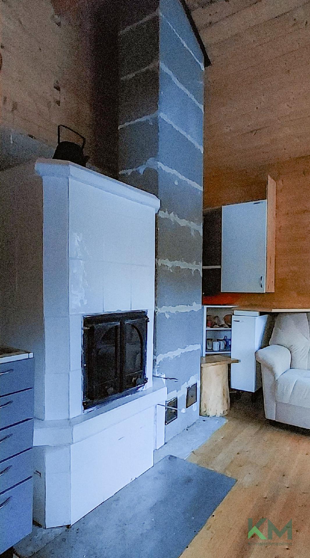 Saunamökissä on varaava takka.