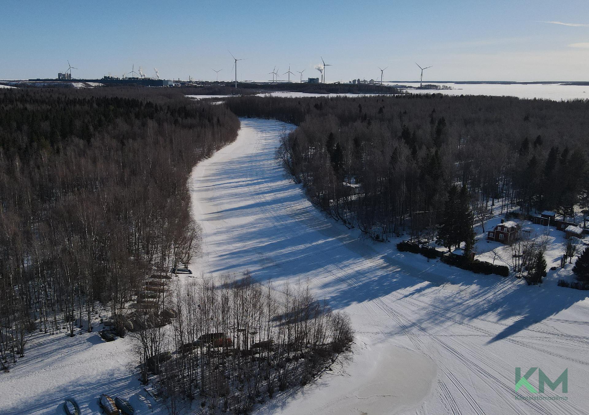Oikealla puolen tulee Leppikarin saari.
