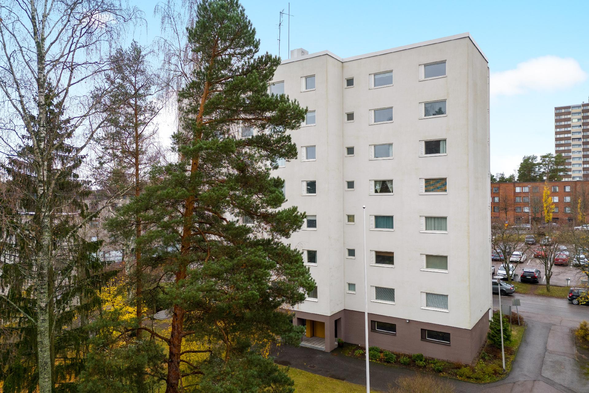 Julkisivu pihan puolelta