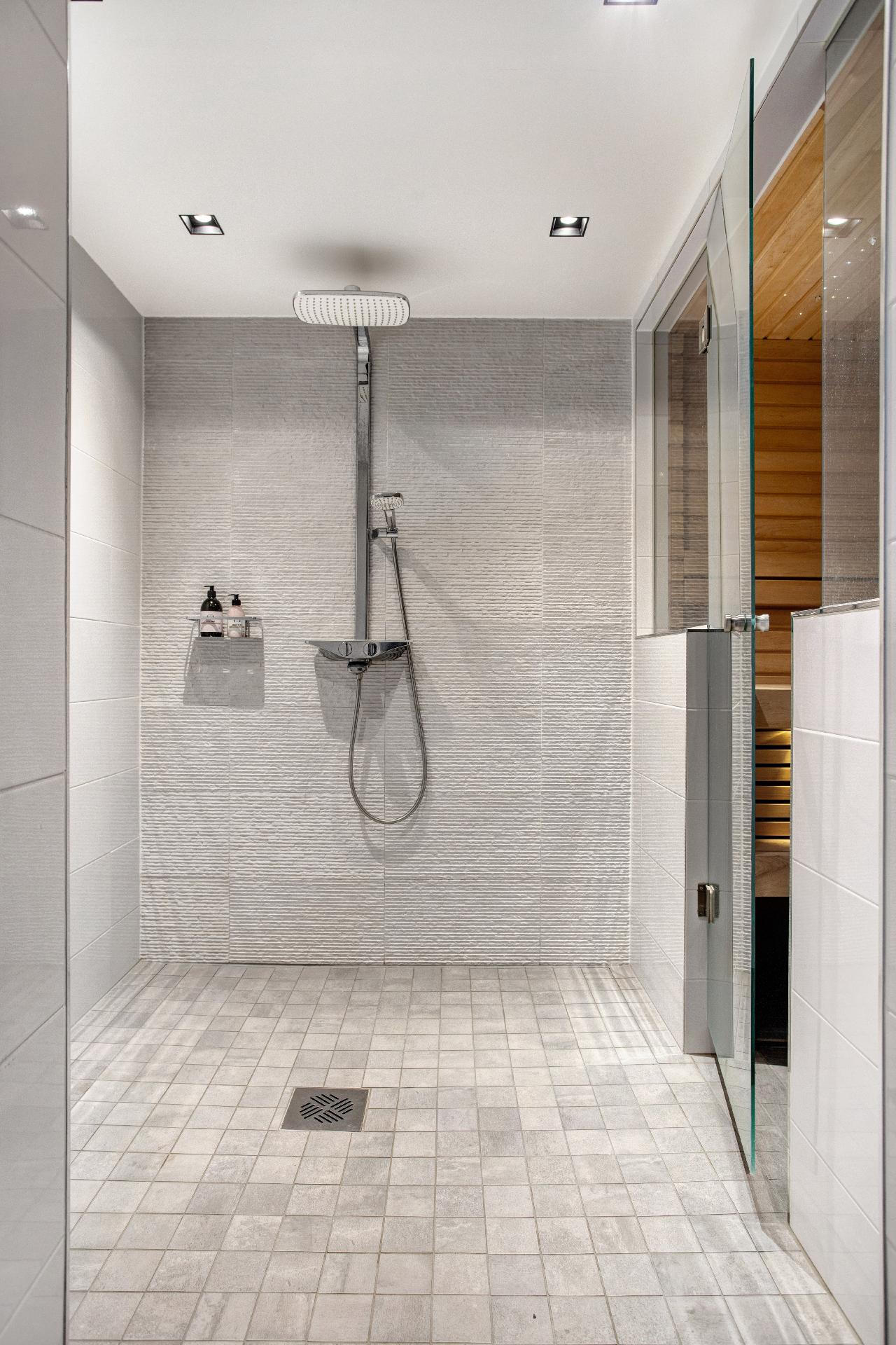 Alakerran kylpyhuone