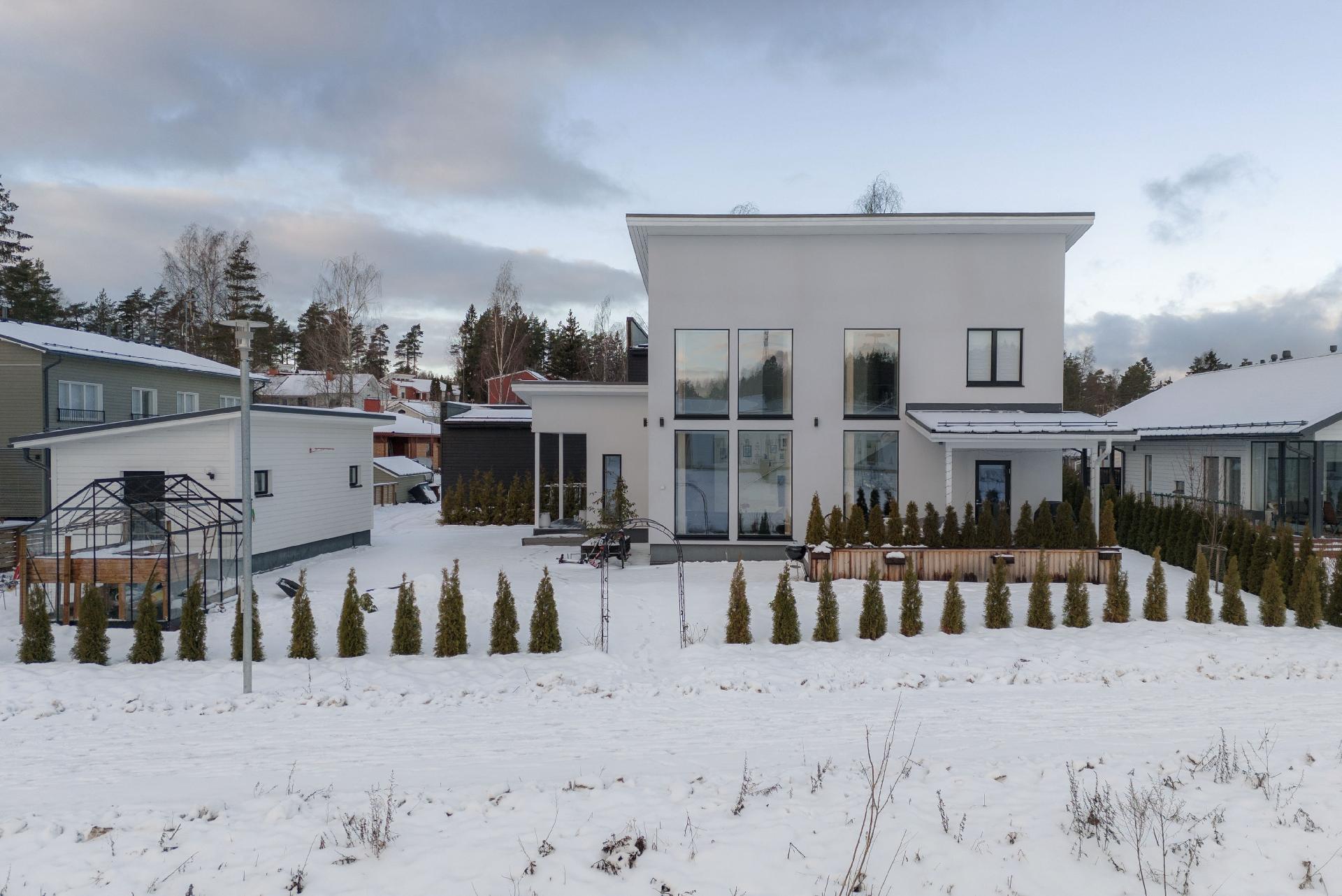 Erillinen autotalli-/varastorakennus