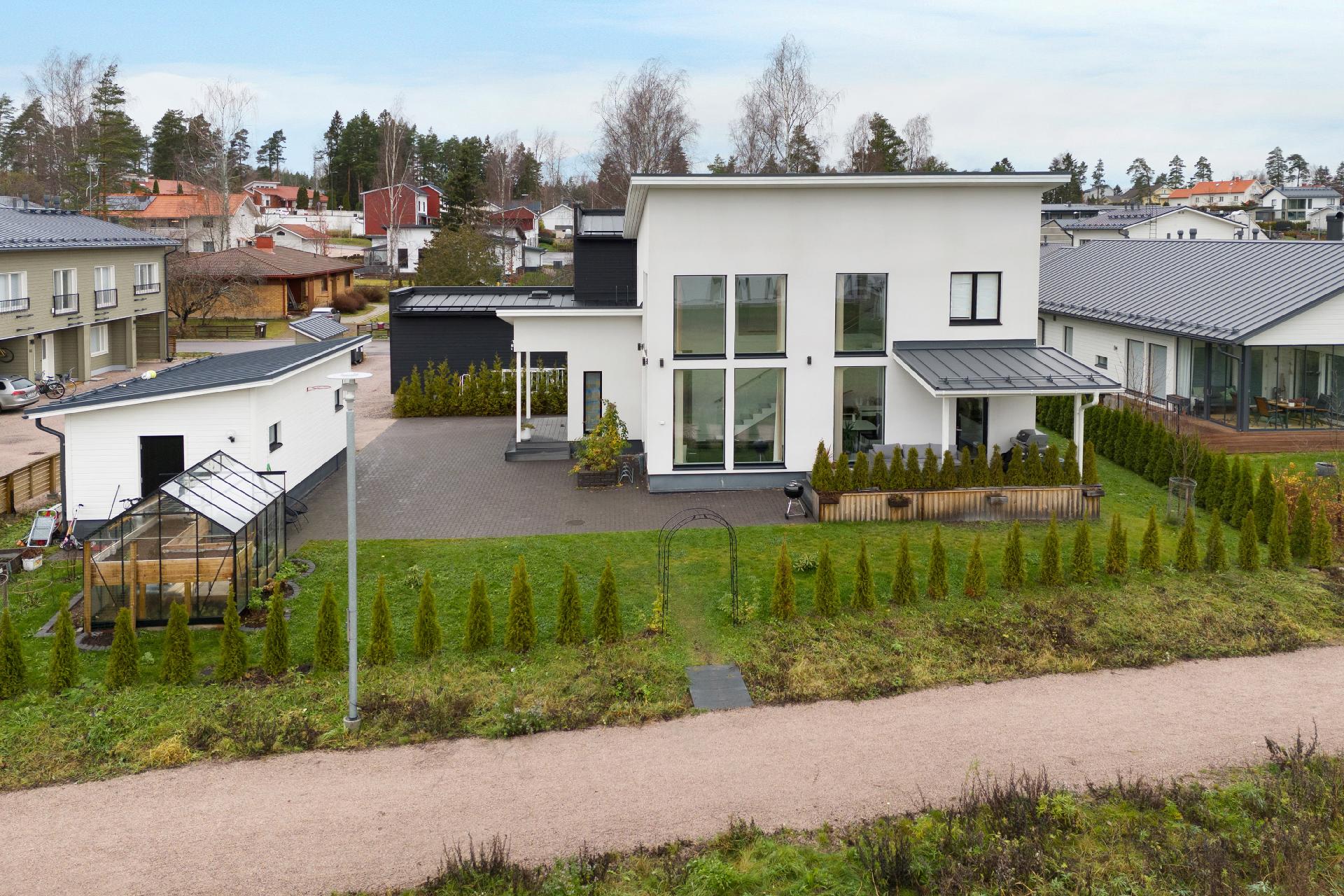 Erillinen autotalli-/varastorakennus