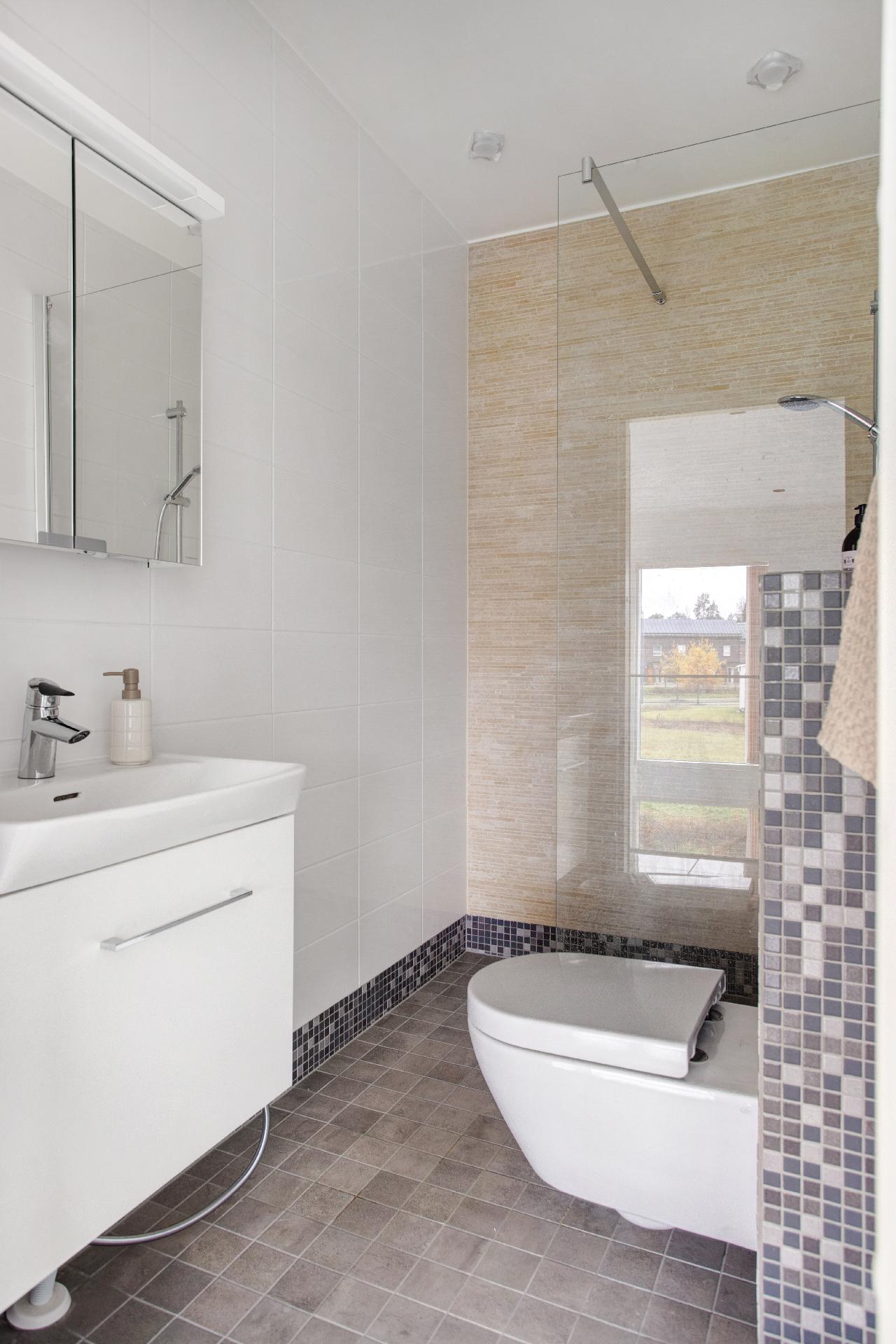 Yläkerran kylpyhuone