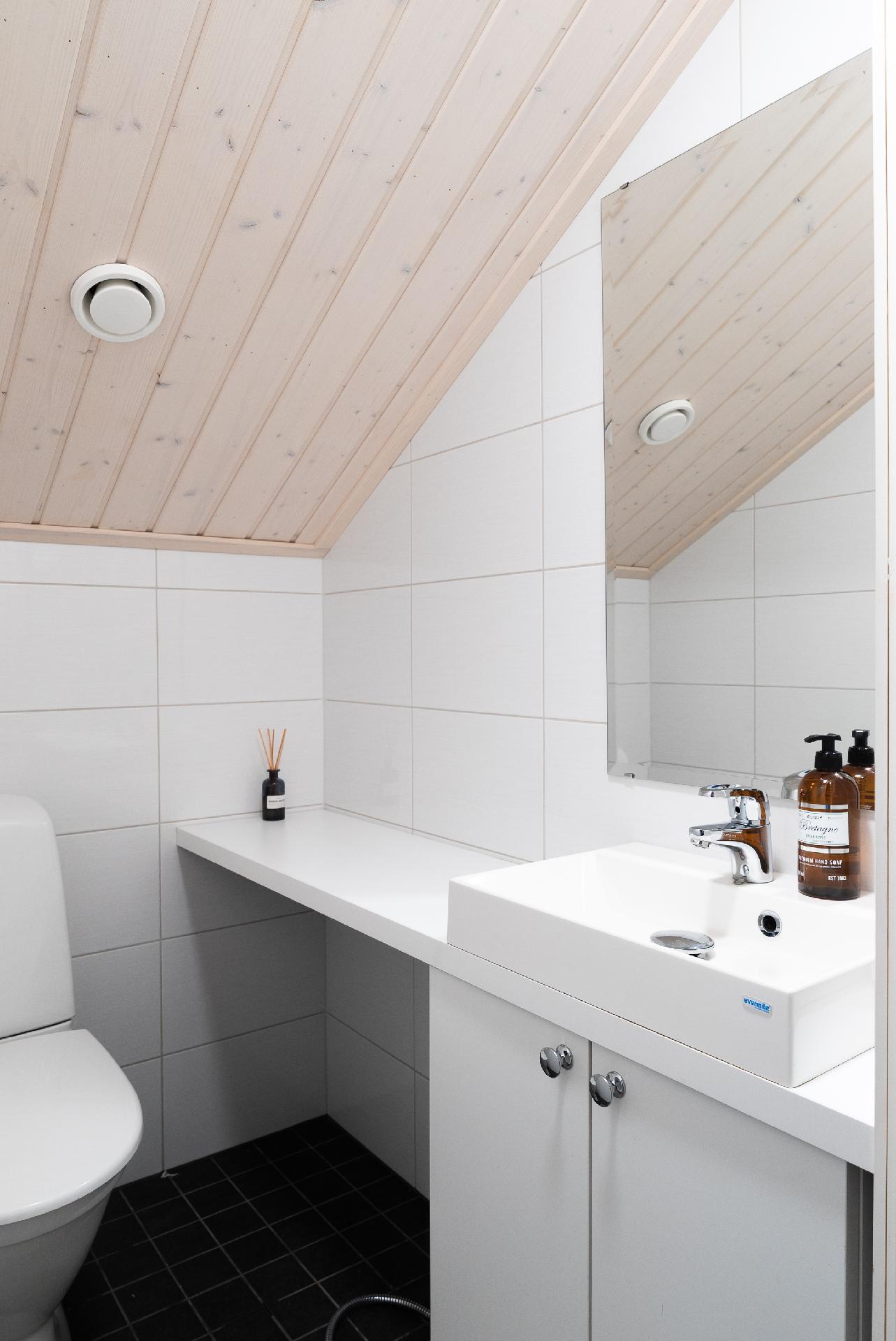 yläkerran erillinen wc