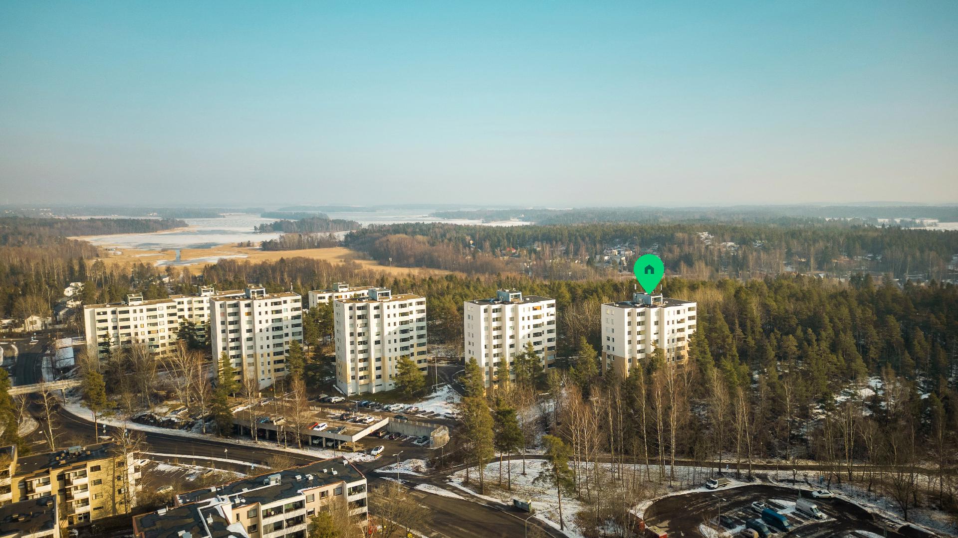 Yhtiö on upealla paikalla metsän reunassa.