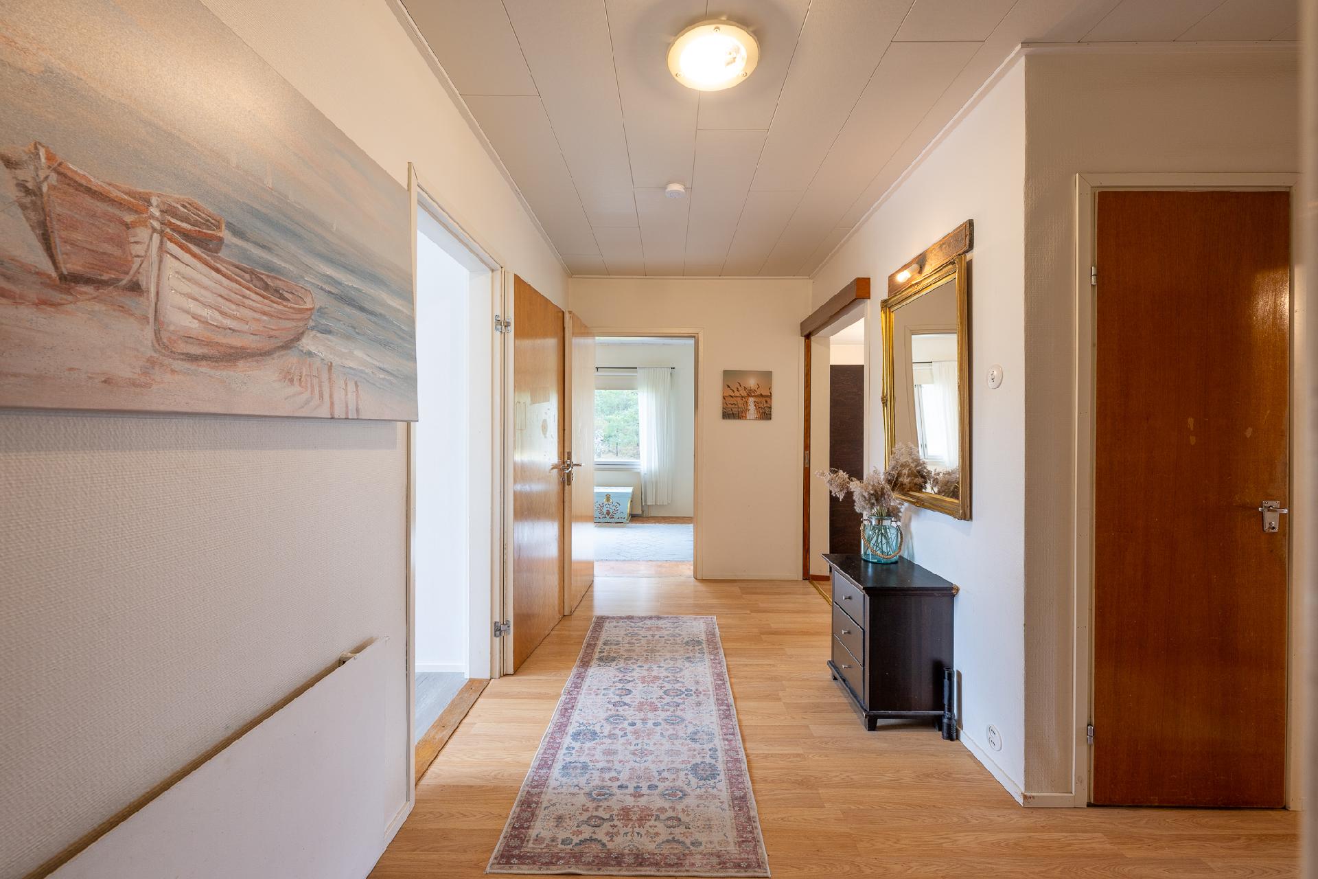 ETEISTILAA, MH TAUSTALLA