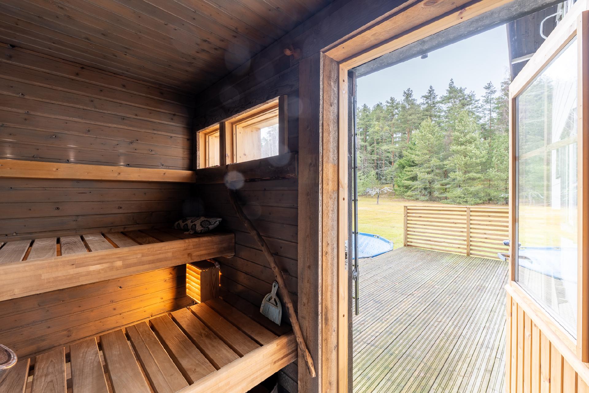 SAUNASTA TAKAPIHAN TERASSILLE 