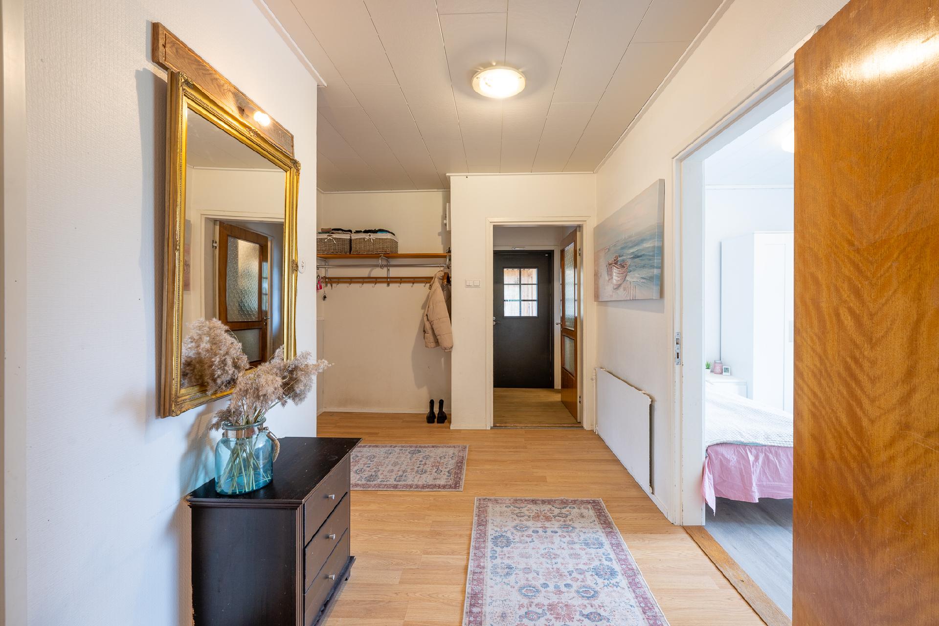 ETEISTILAA, ULKO-OVI TAUSTALLA