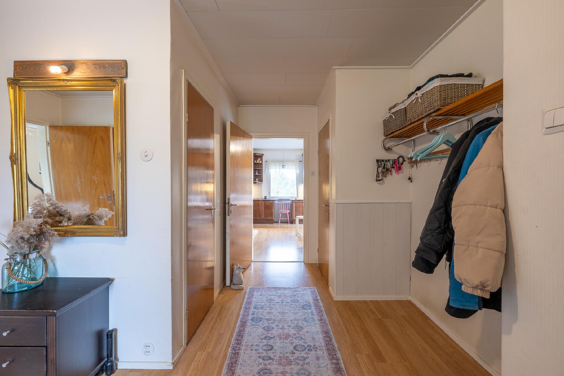 ETEISTILAA, KEITTIÖ TAUSTALLA