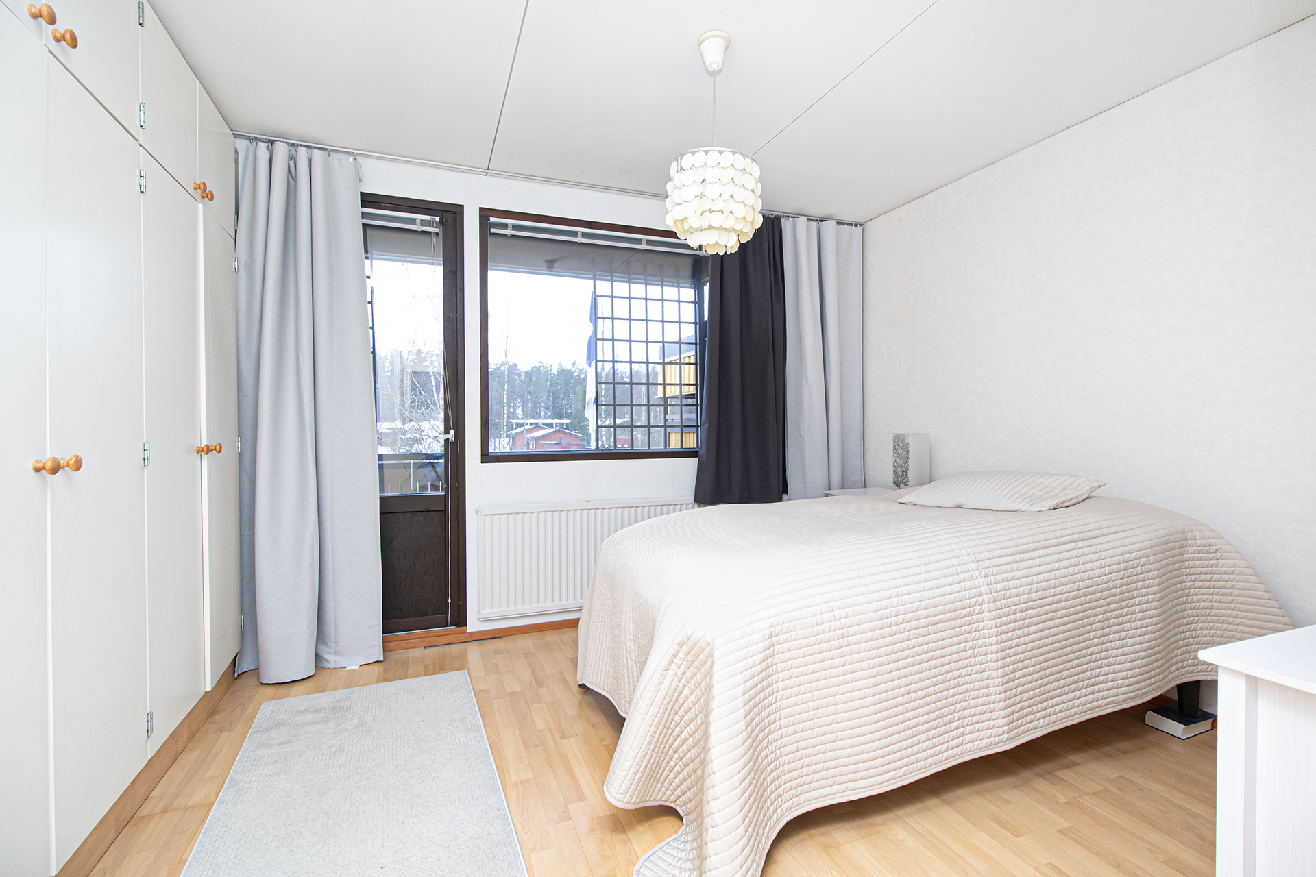 yläkerran makuuhuone josta käynti parvekkeelle