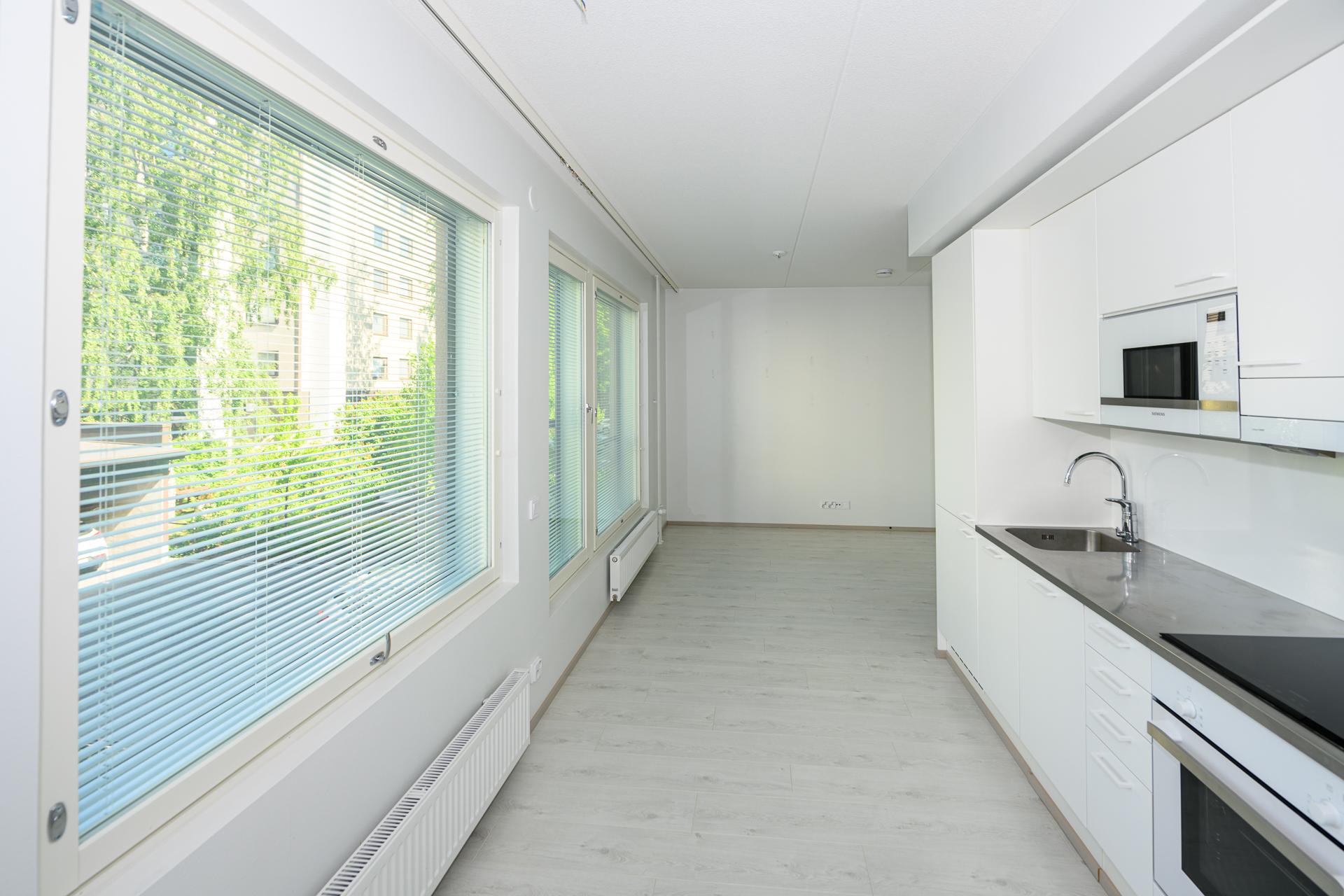 Tyylikäs asunto, jossa korkeat ikkunat ja ranskalainen parveke.