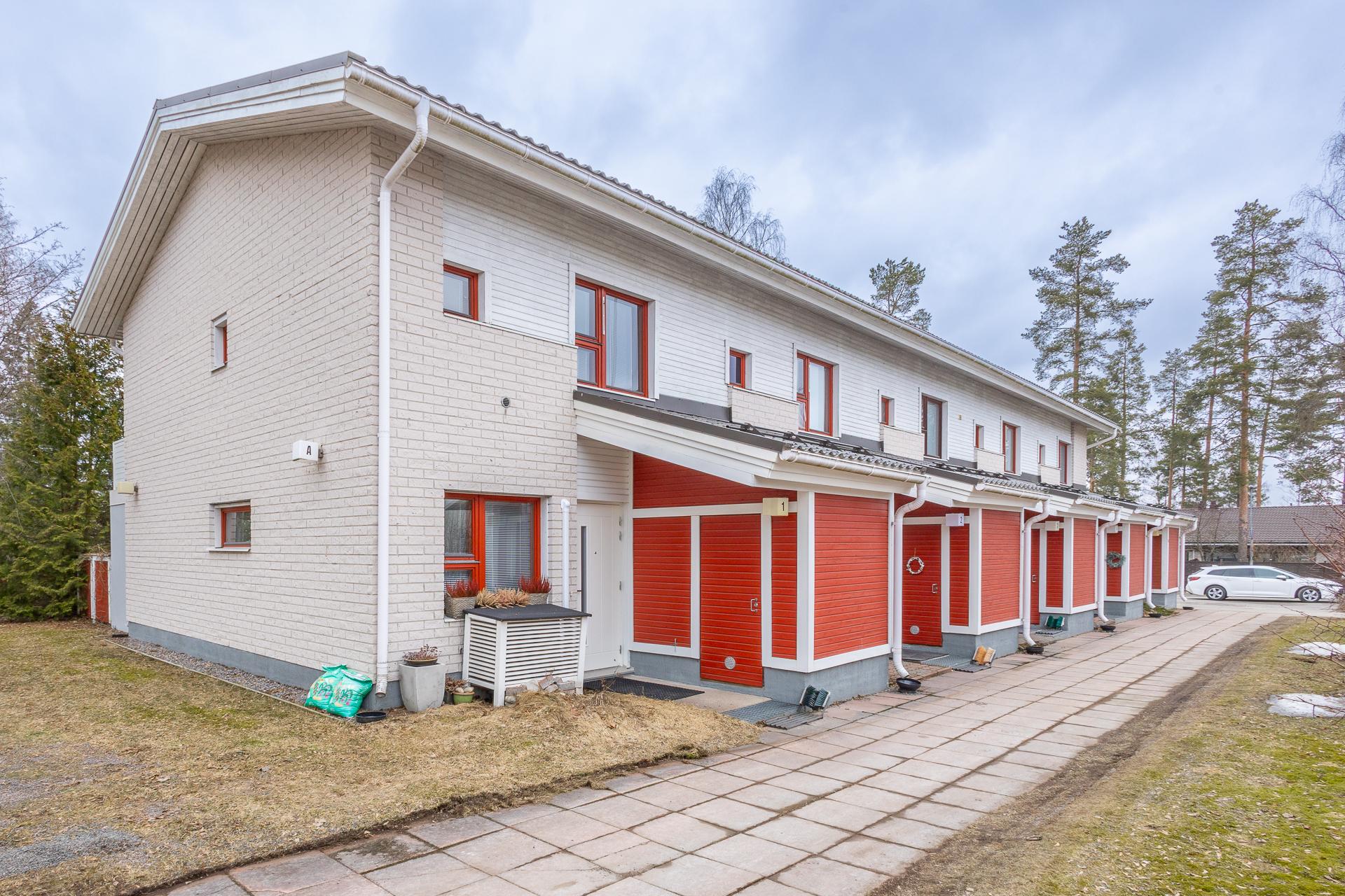 Varikonkatu 35, Kirjavatolppa, Hyvinkää