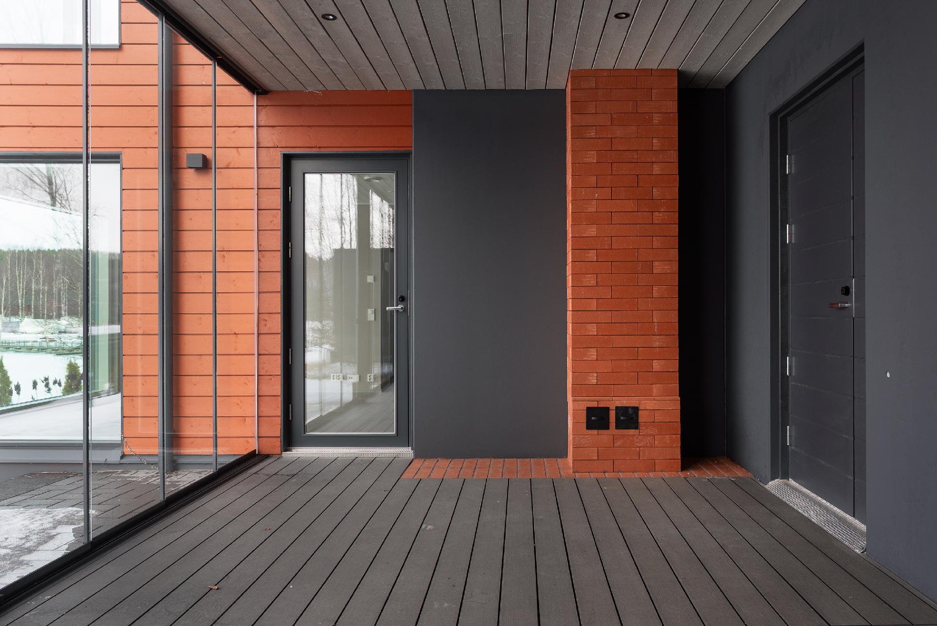 Lasitettu terassi johon käynti takkahuoneesta