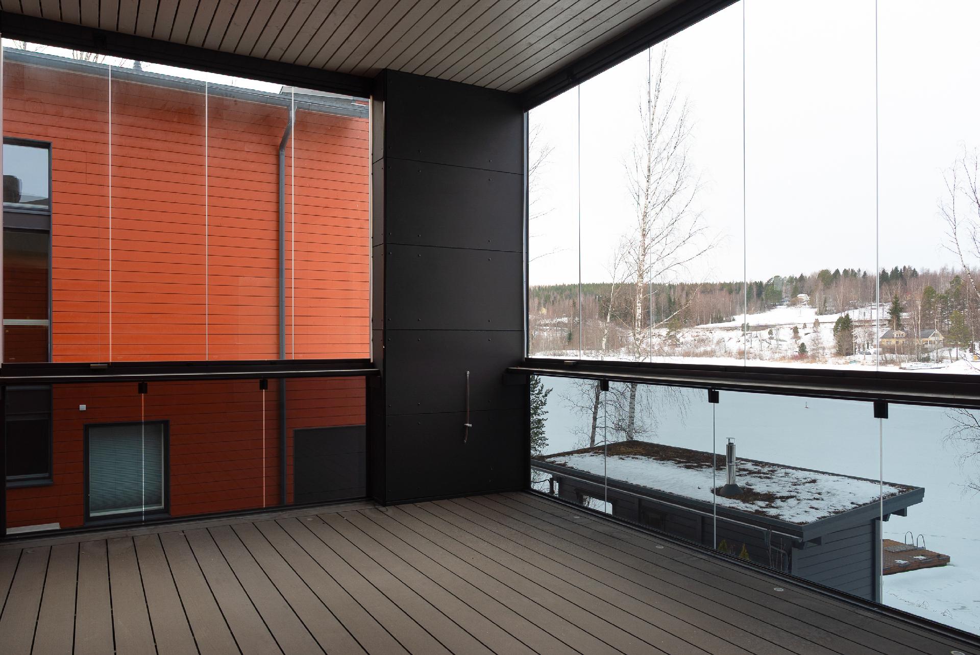 Lasitettu parveke johon käynti olohuoneesta