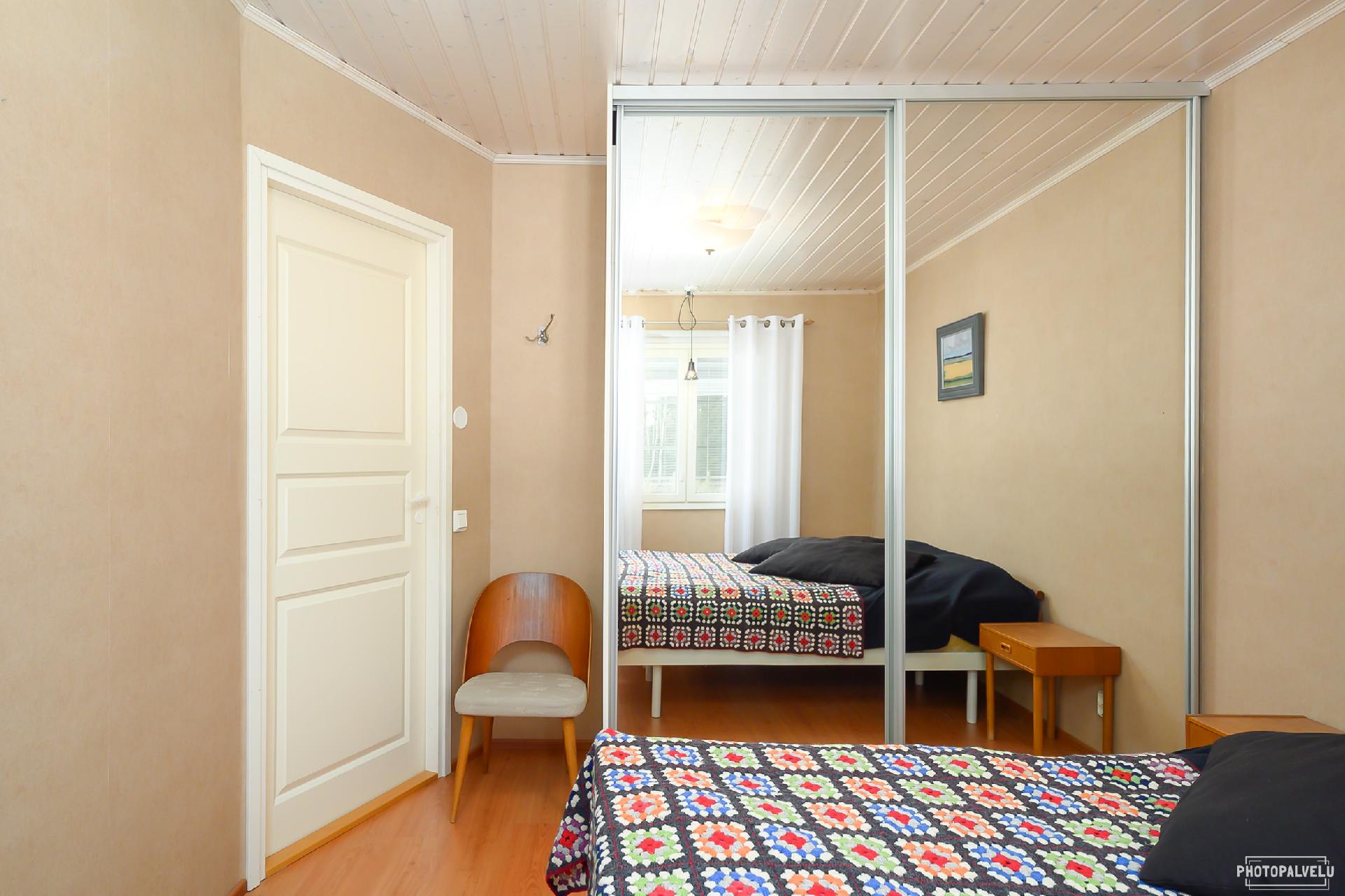 Alakerran makuuhuone