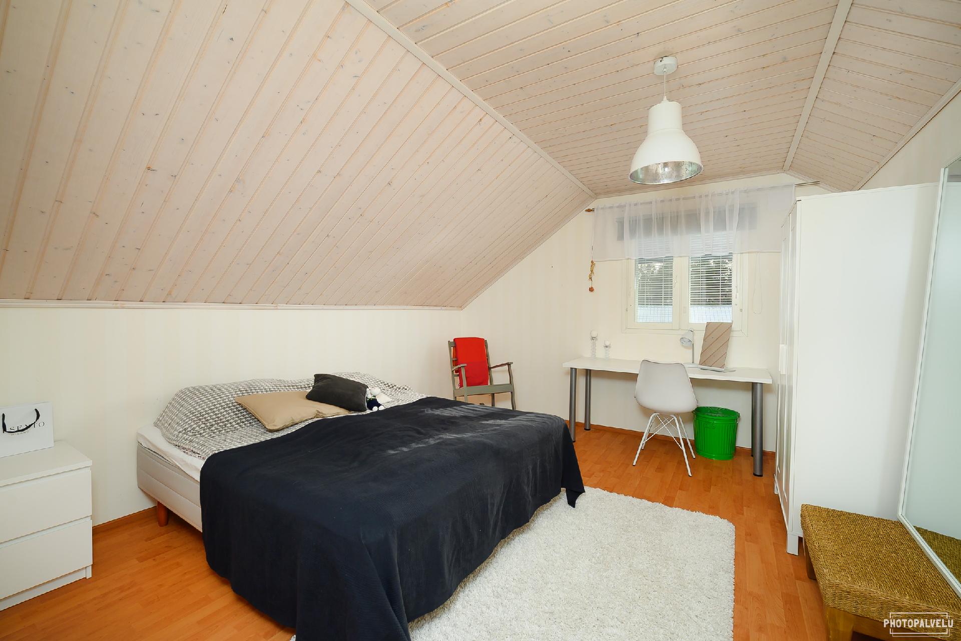 Yläkerran makuuhuone vaatehuoneella