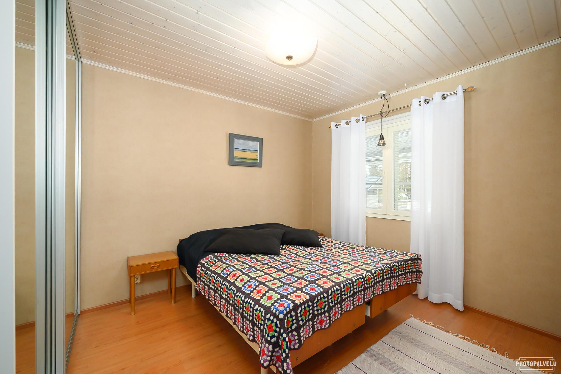 Alakerran makuuhuone