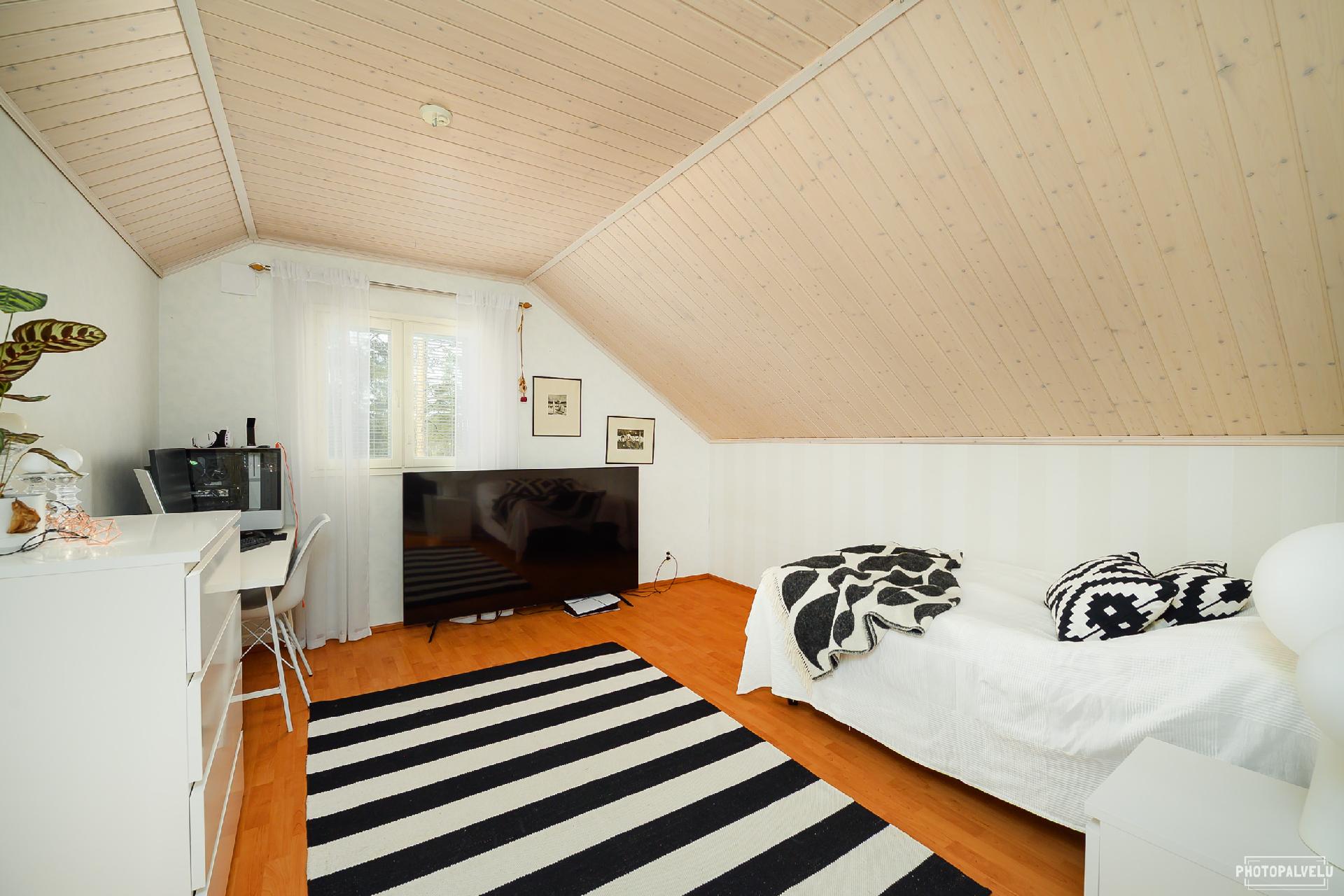 Yläkerran makuuhuone vaatehuoneella