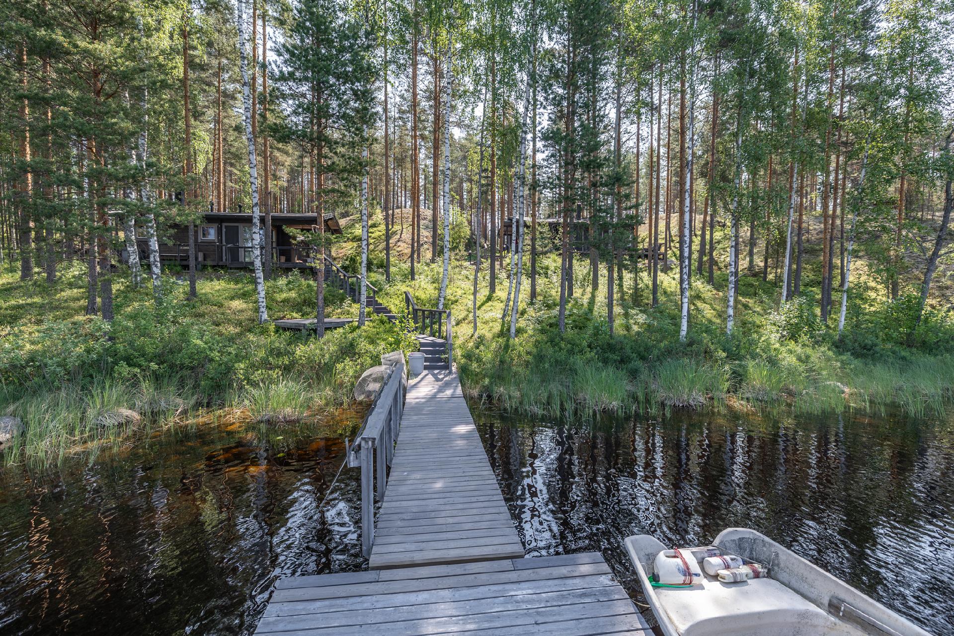 Näkymä laiturilta vasemmalla rantasauna ja oikealla päätalo