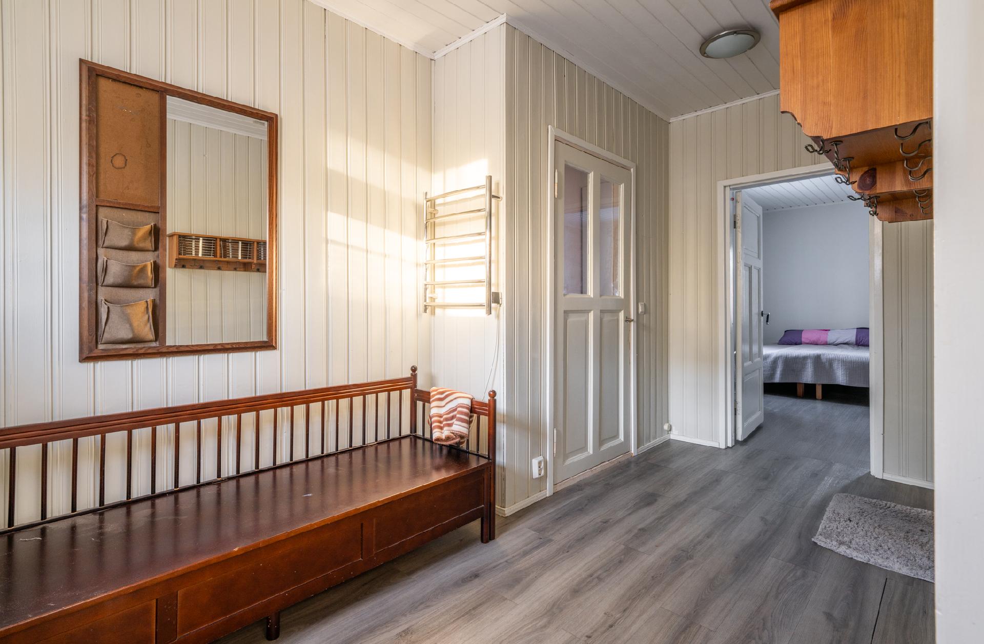 Pukeutumistila, toinen sisäänkäynti