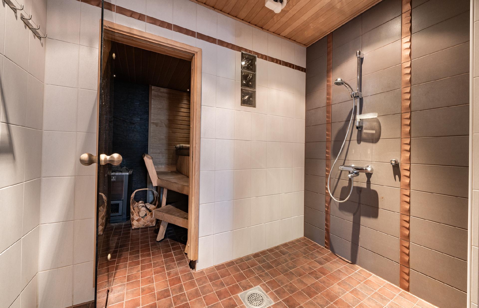 Kylpyhuone, käynti saunaan