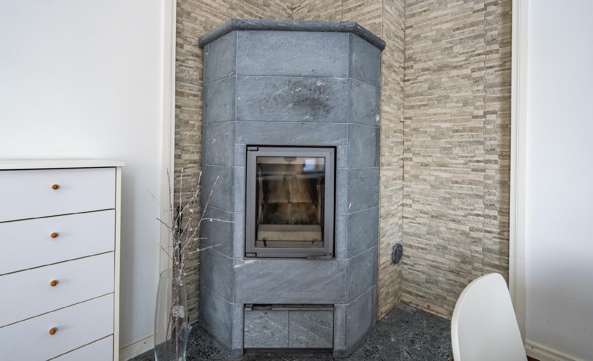 Olohuoneen varaava hybriditakka