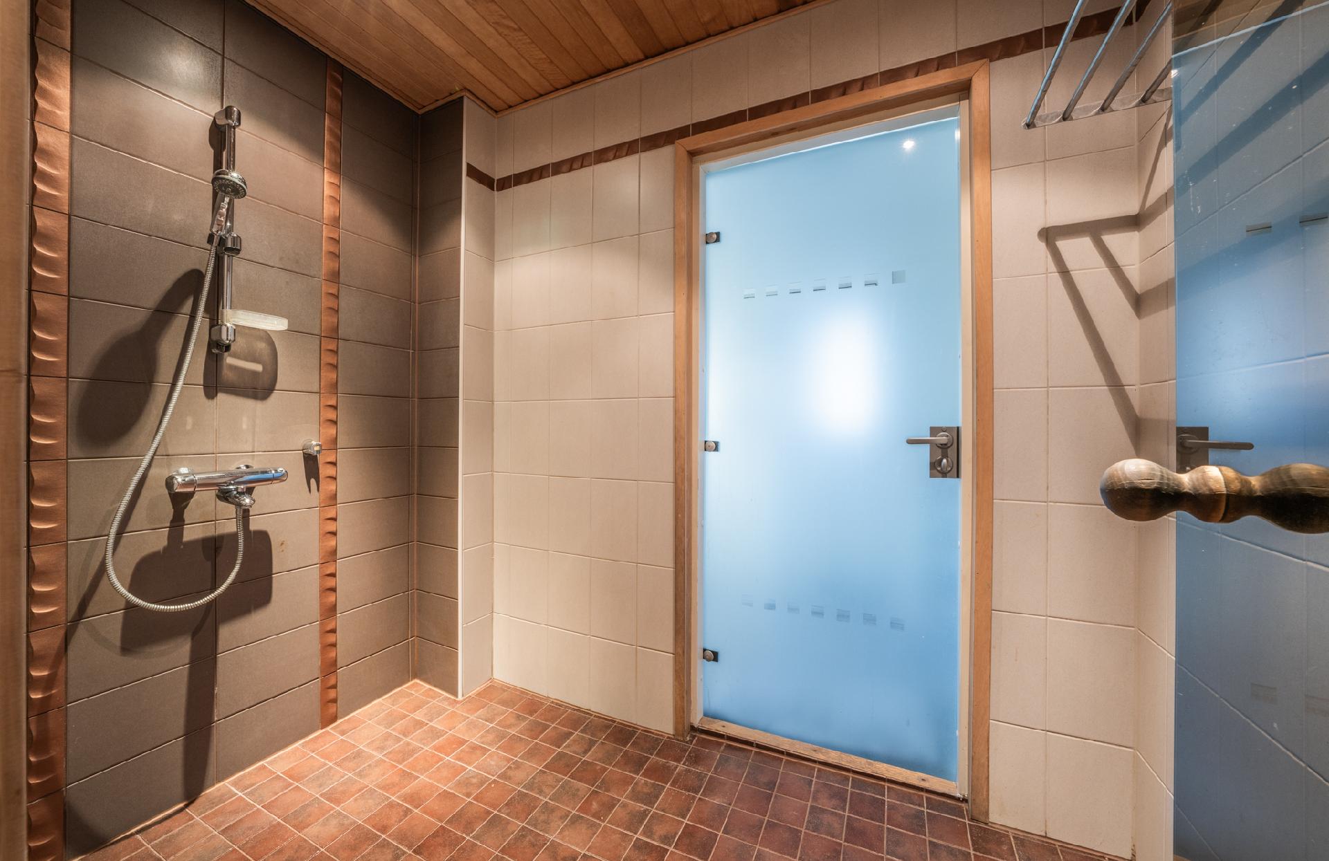 Kylpyhuone, käynti pukeutumistilaan